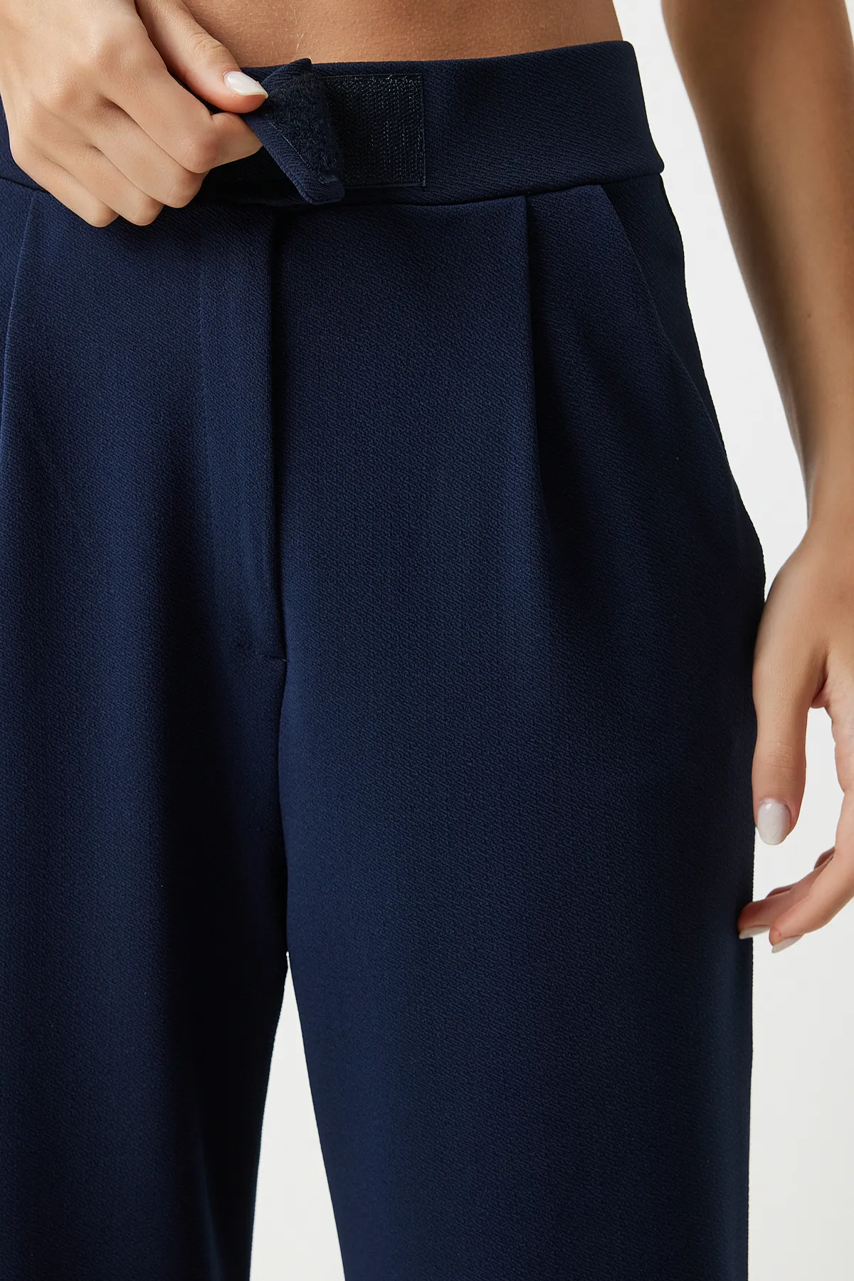 Happiness İstanbul  Bequeme gewebte Damenhose in Marineblau mit Klettverschluss an der Taille RV00150