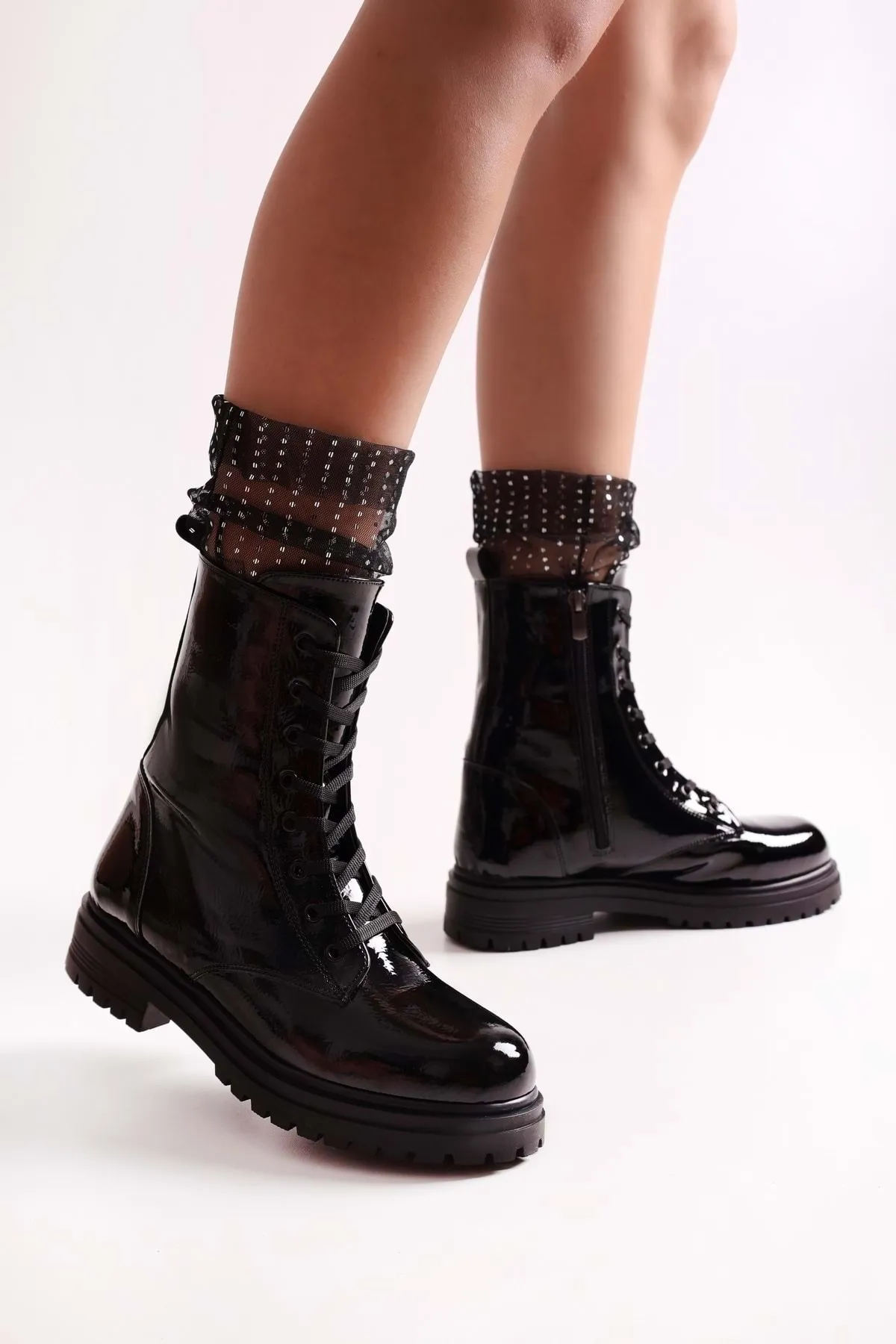 Shoeberry  Damen-Stiefel Aleah aus schwarzem Lackleder. Schwarzes Lackleder