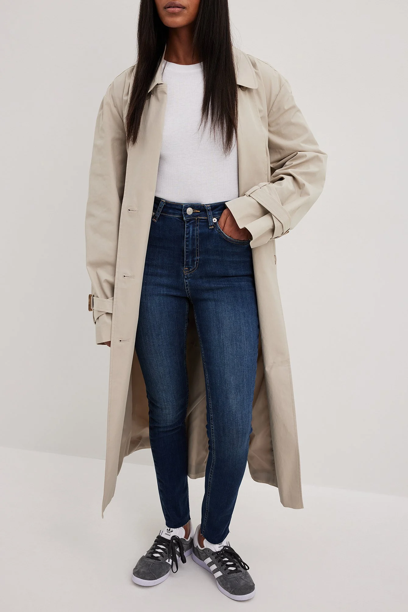 Skinny-Jeans mit hoher Taille und rohem Saum