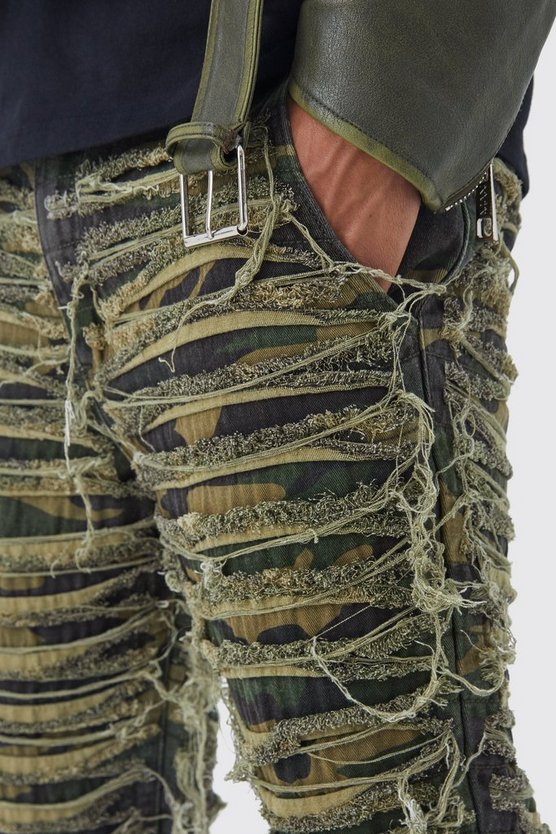 Zerrissene Slim-Fit Camouflage-Hose
