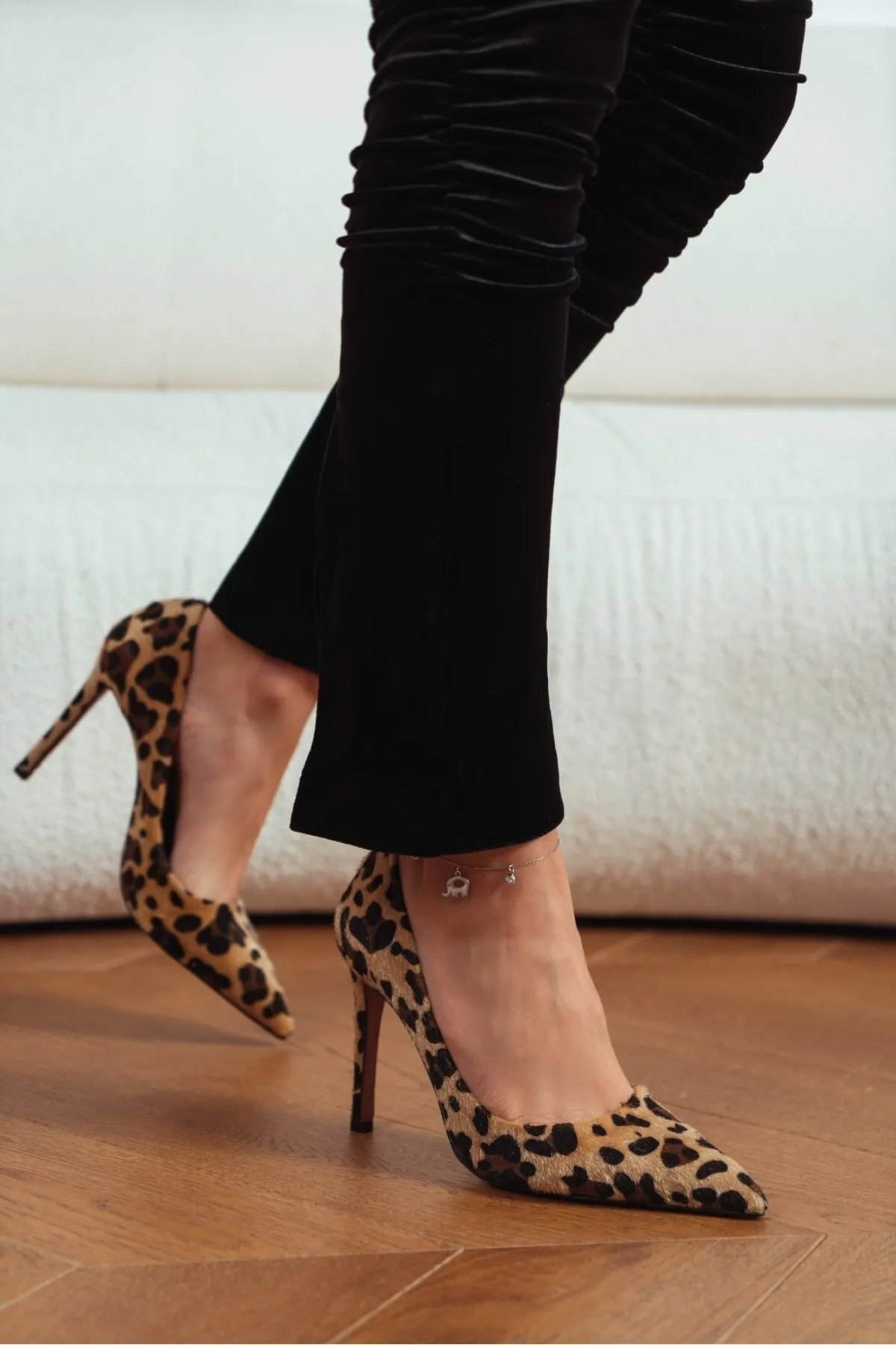 NİŞANTAŞI SHOES  Damen-Stiletto aus Leoparden-Wildleder mit spitzer Zehenpartie