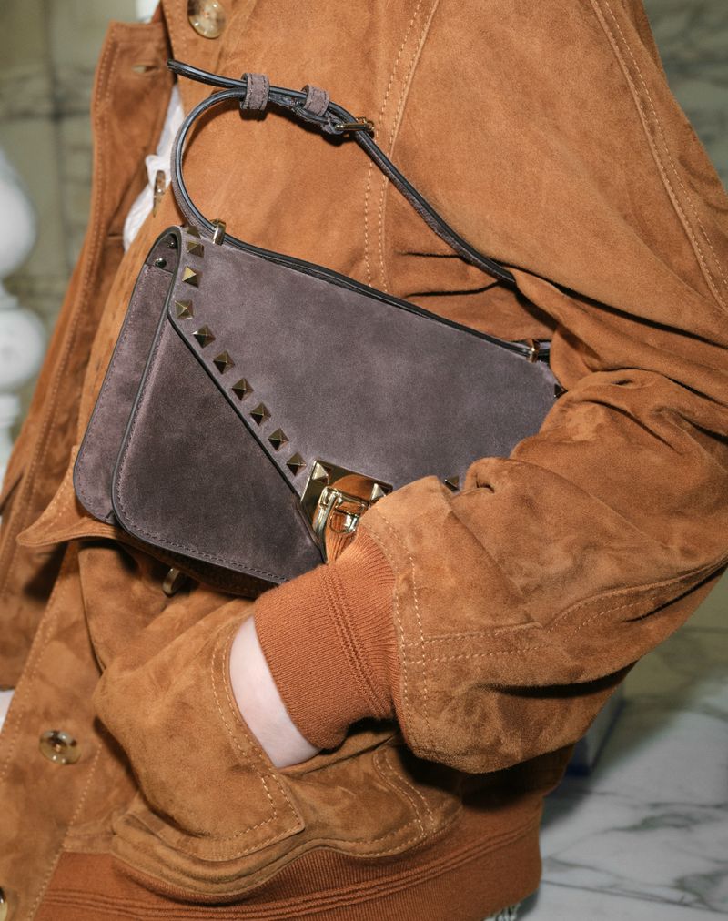 Bolsa de ombro pequena Valentino Garavani Rockstud em camurça