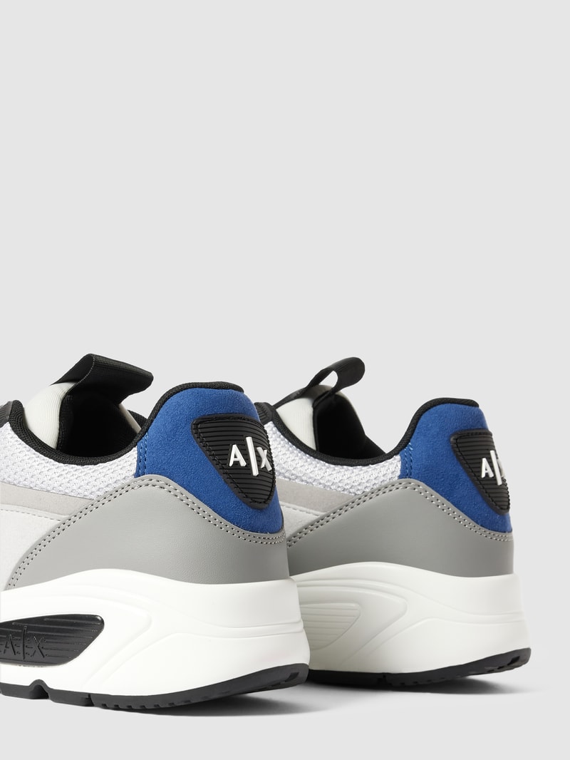 Sneaker mit Label-Detail in hellgrau