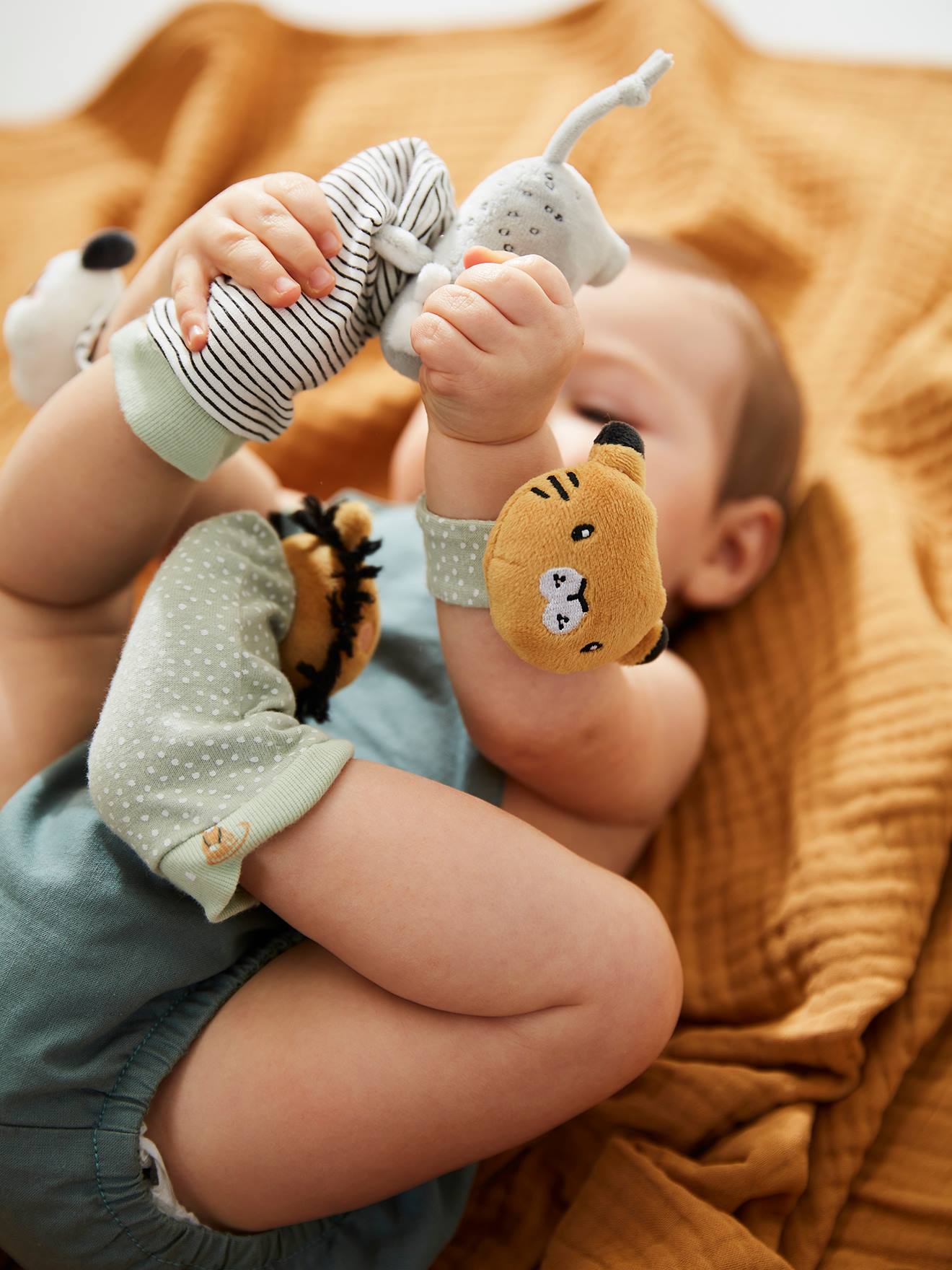 Doudou en gaze de coton + hochet en bois PETIT DINO multicolore