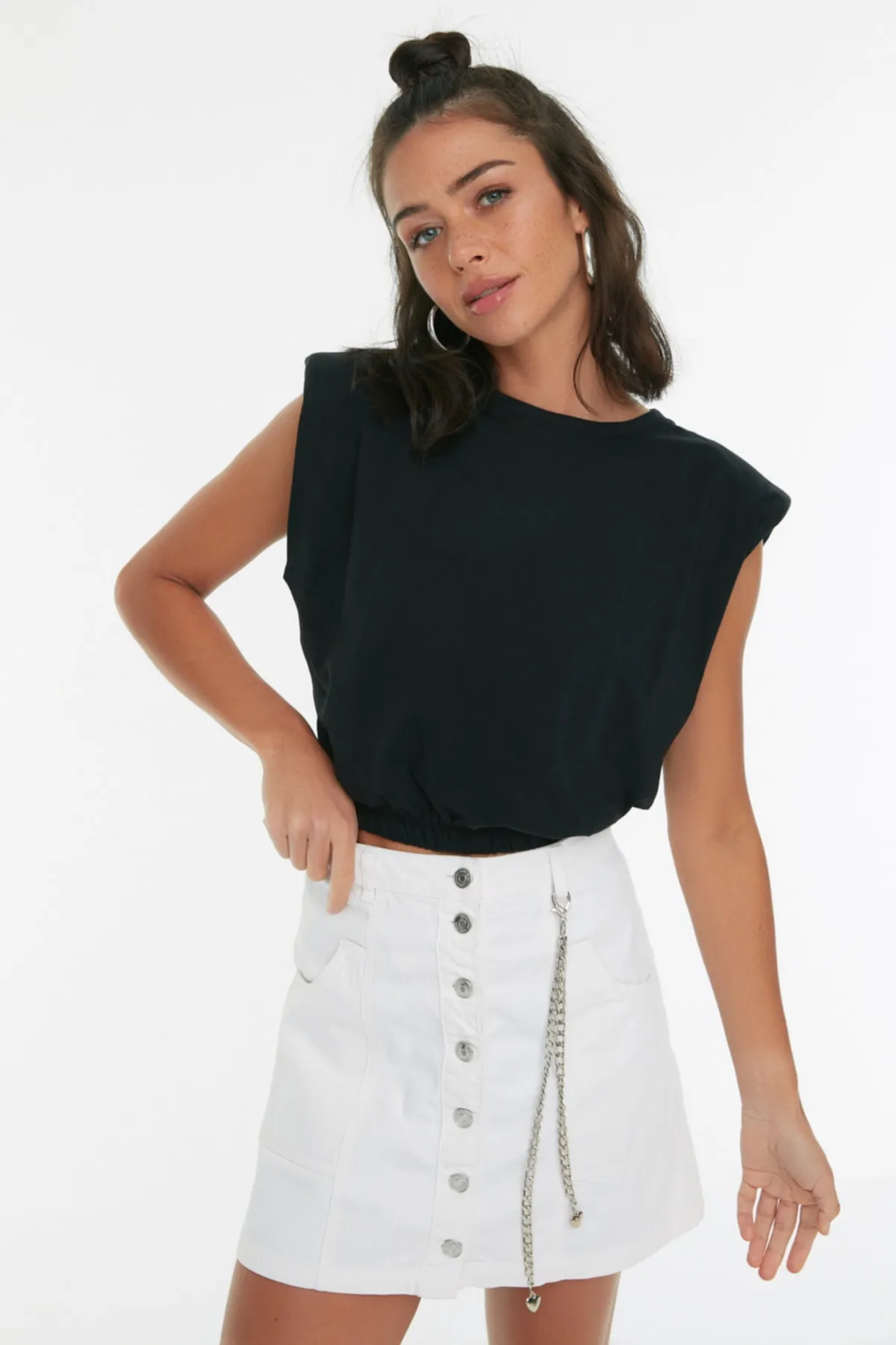 Trendyol Collection  Schwarzes, wattiertes, kurz geschnittenes Strick-T-Shirt aus 100 % Baumwolle mit Rundhalsausschnitt TWOSS21TS0379