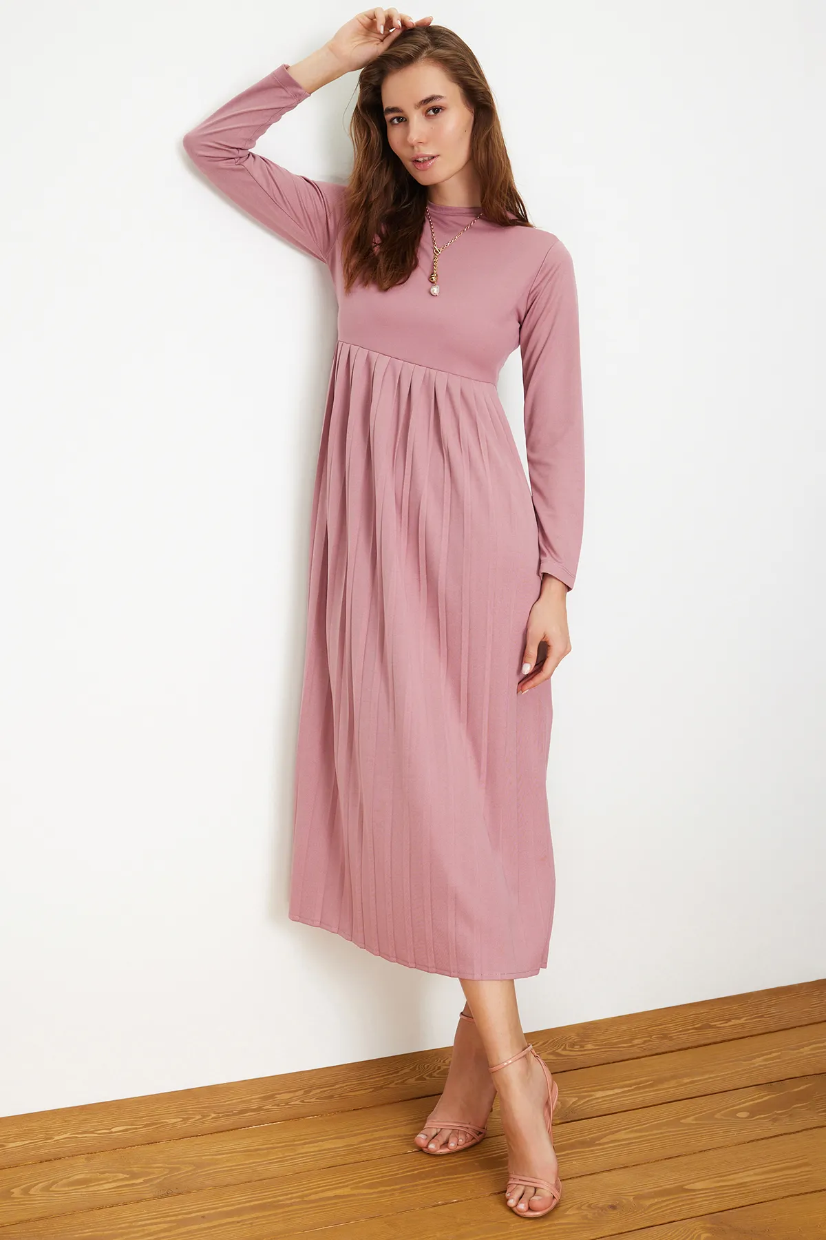 Trendyol Modest  Plissiertes Scuba-Strickkleid mit staubigem Rosenrock TCTAW24EL00000