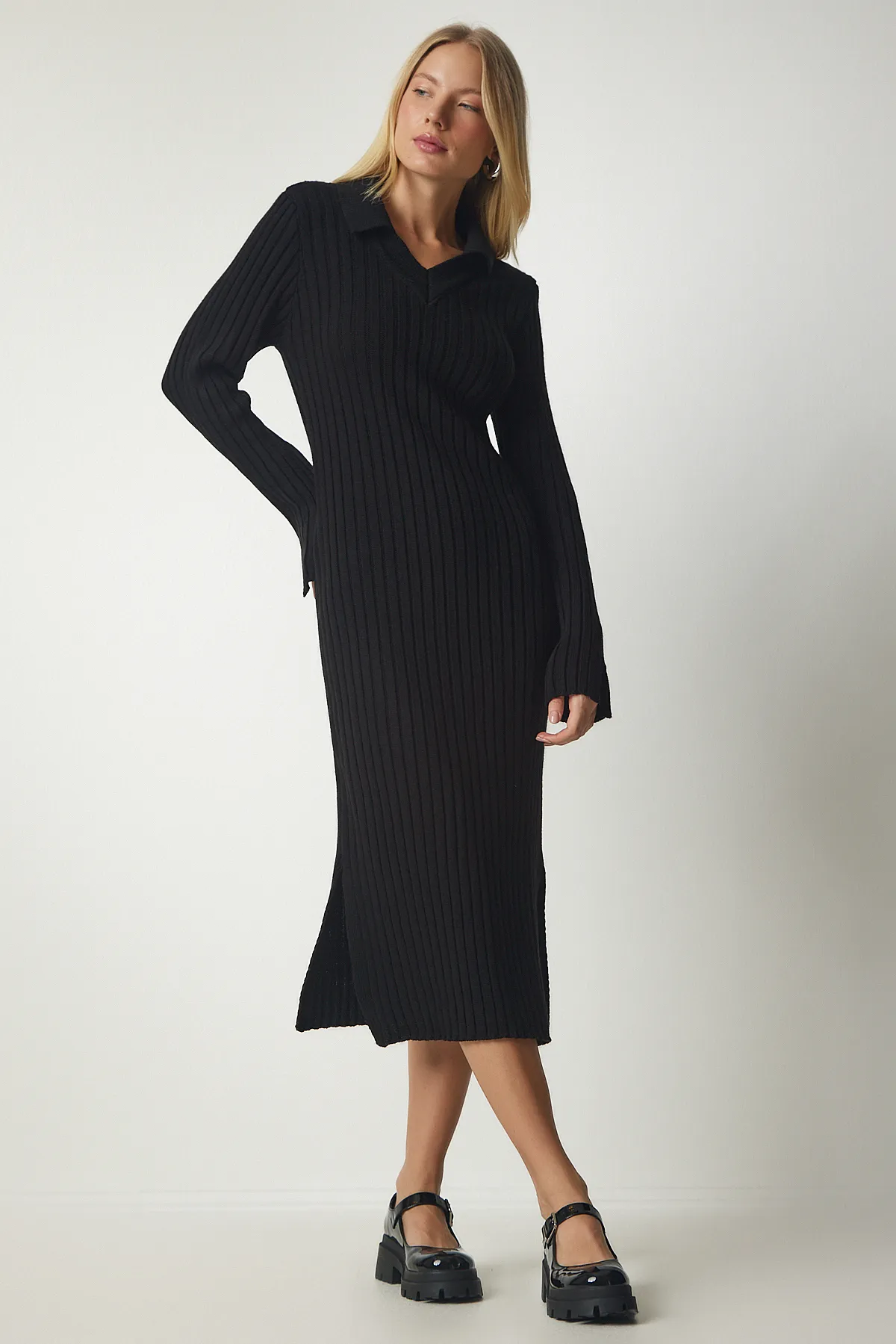 Happiness İstanbul  Schwarzes geripptes Strickkleid mit Rollkragen für Damen Kİ00103