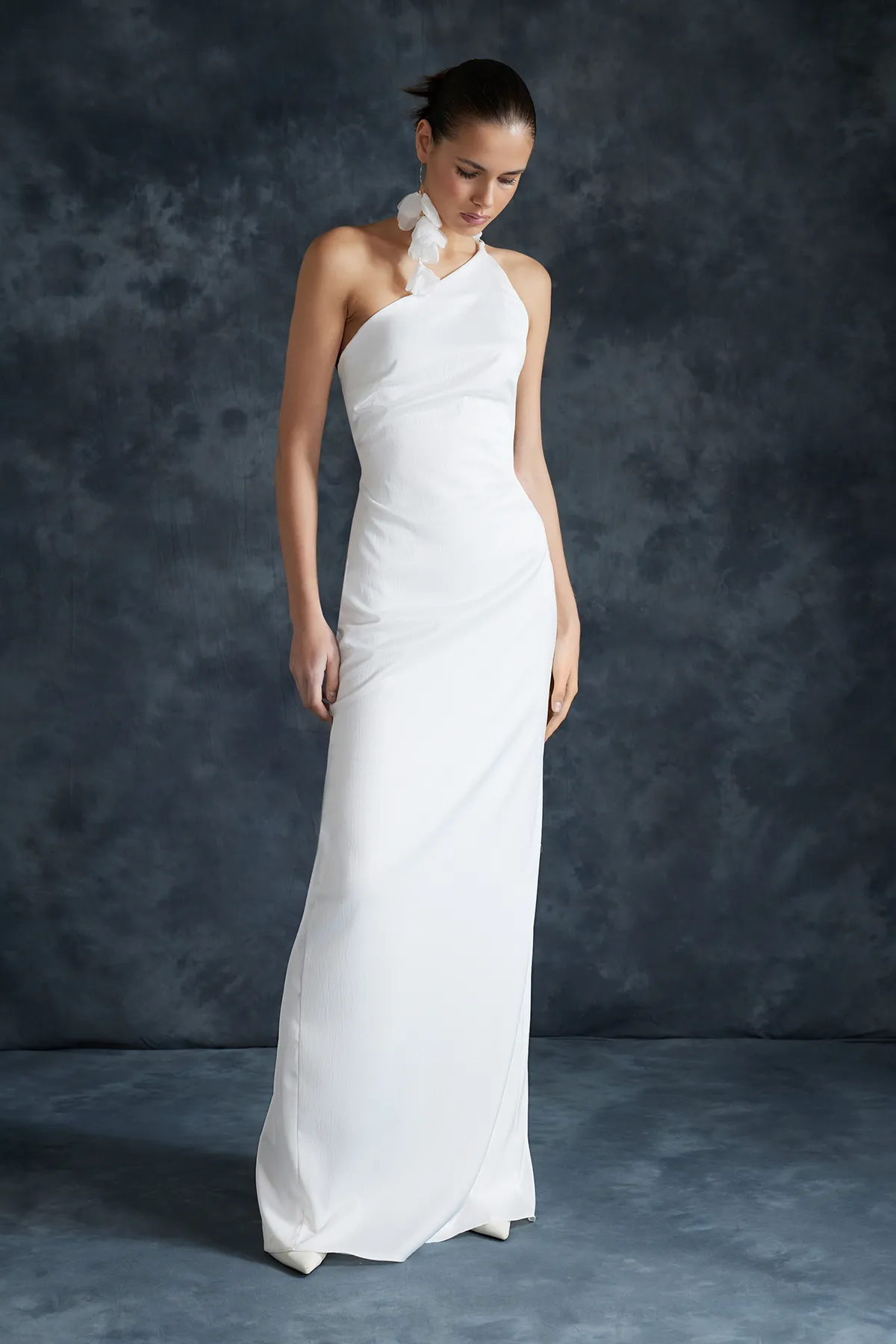 Trendyol Collection  Weißes Hochzeits-/Nikah-Abendkleid mit Rosendetails in Weiß TPRSS24AE00029