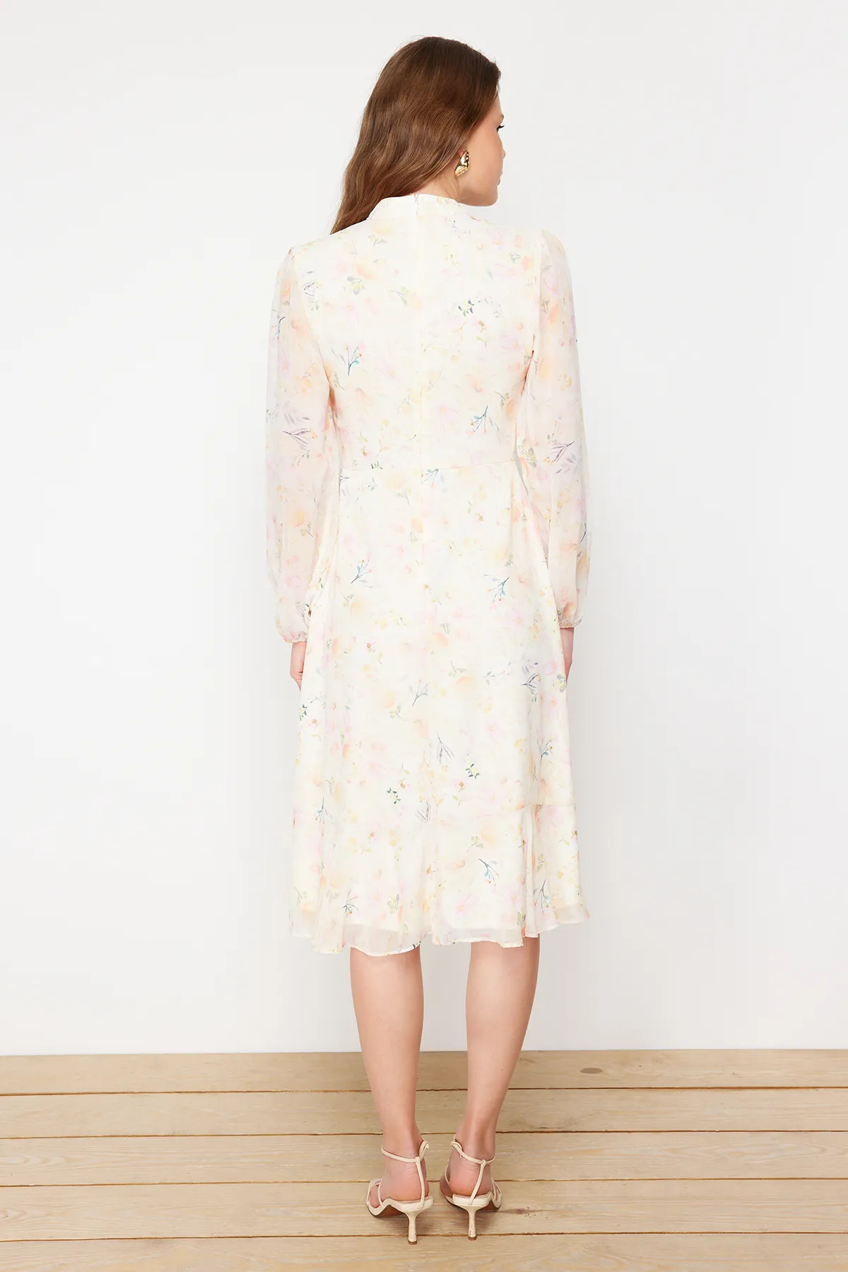 Trendyol Collection  Ecrufarbenes, geblümtes A-Linien-Kleid aus Chiffon mit Stehkragen und Midi-Futter TWOAW20EL1313