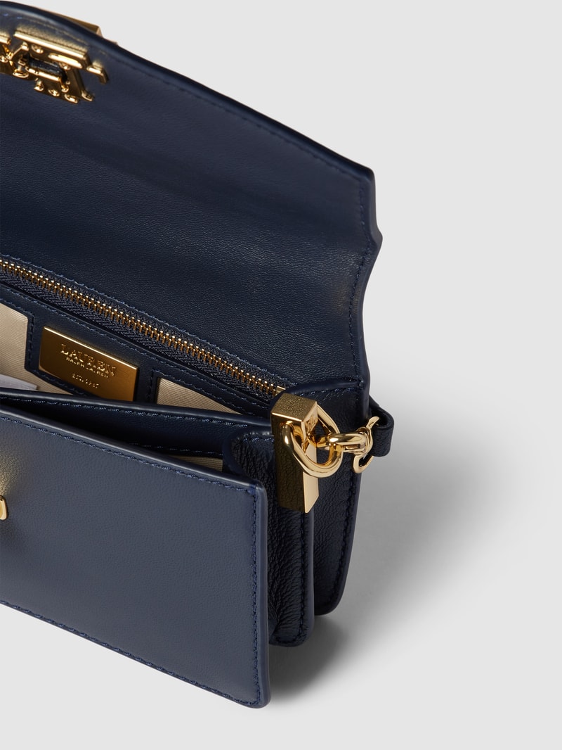 Umhängetasche mit Label-Applikation Modell 'TAYLER' in marineblau
