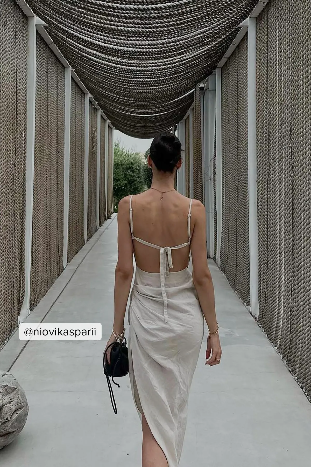 NA-KD  Drapiertes Leinenkleid.