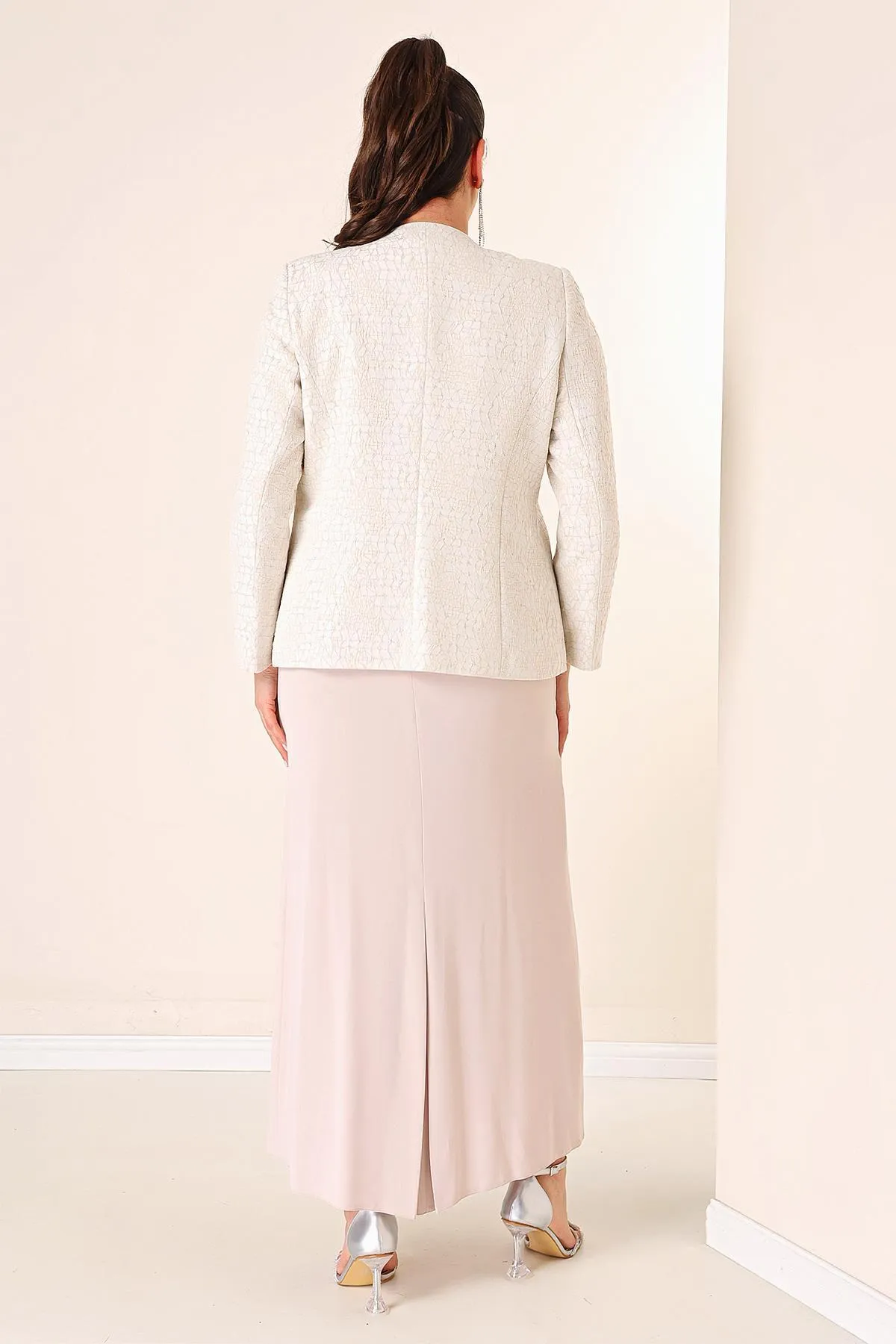 By Saygı  Ärmelloses langes Crêpe-Kleid mit Perlenbesatz in der Taille, Jacquard-Jacke mit Perlenmuster vorne und Futter in Übergröße, 2-teilig