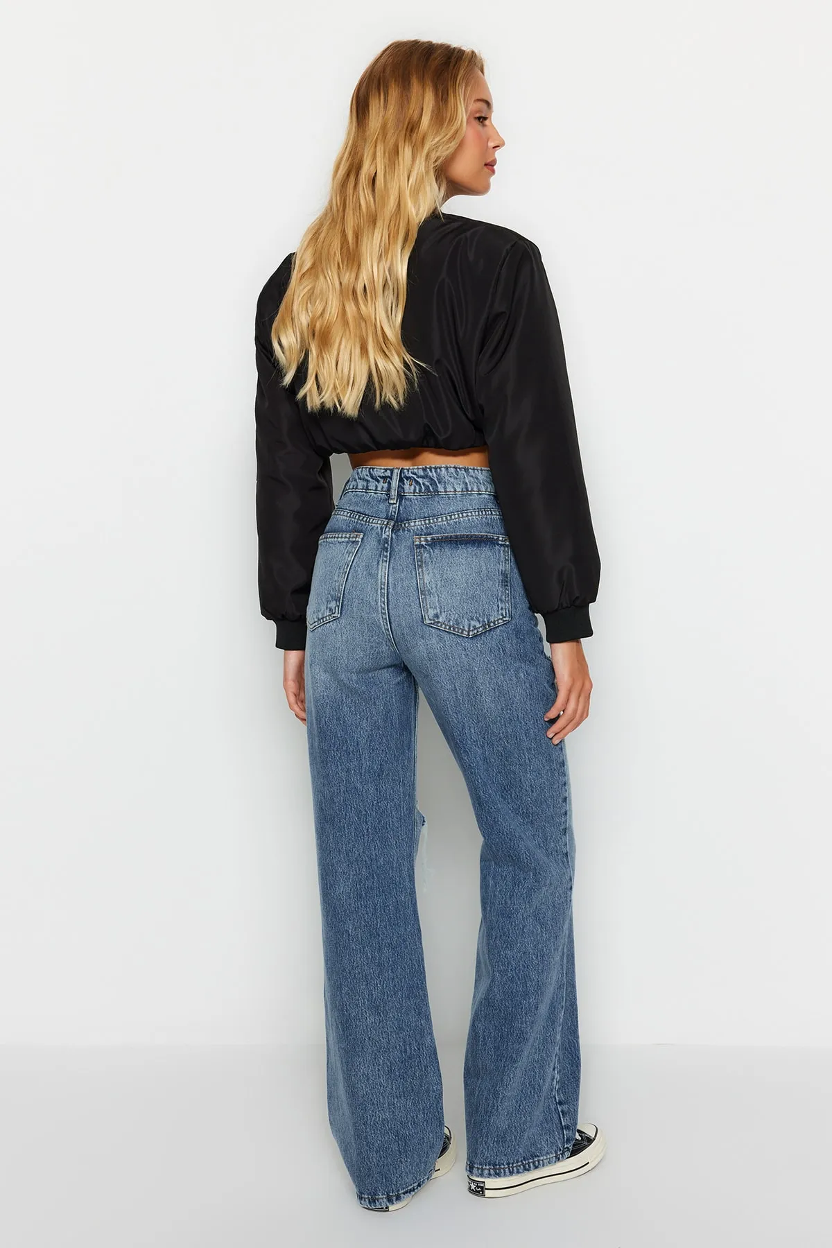 Trendyol Collection  Blaue zerrissene Jeans mit hoher Taille und weitem Bein TWOAW24JE00162