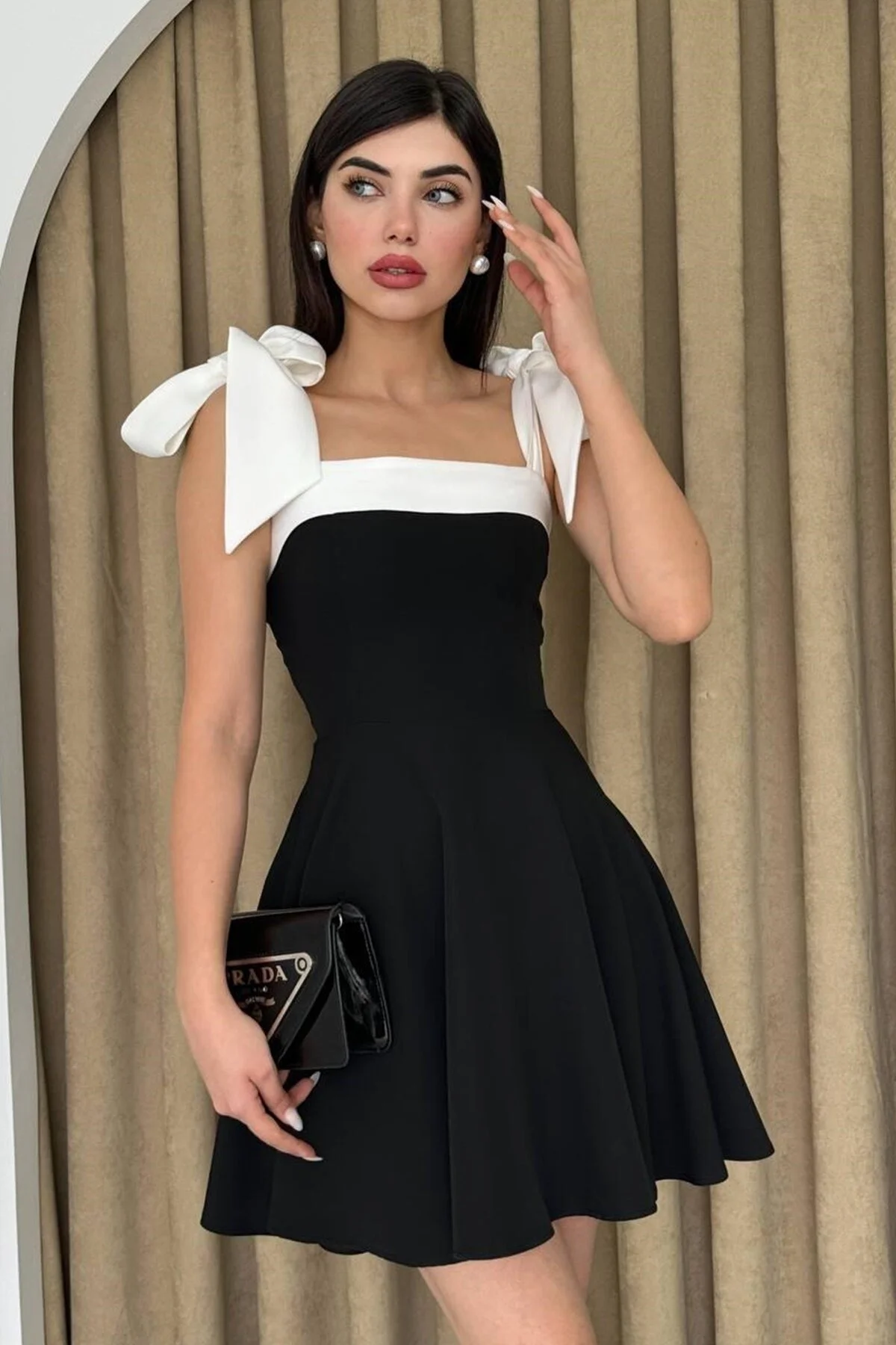 lovebox  Damen-Abendkleid aus Atlas-Stoff mit Streifendetail, trägerloser Kragen, gebundenes Trägerdesign, schwarz, ausgestelltes Mini-Abendkleid 245