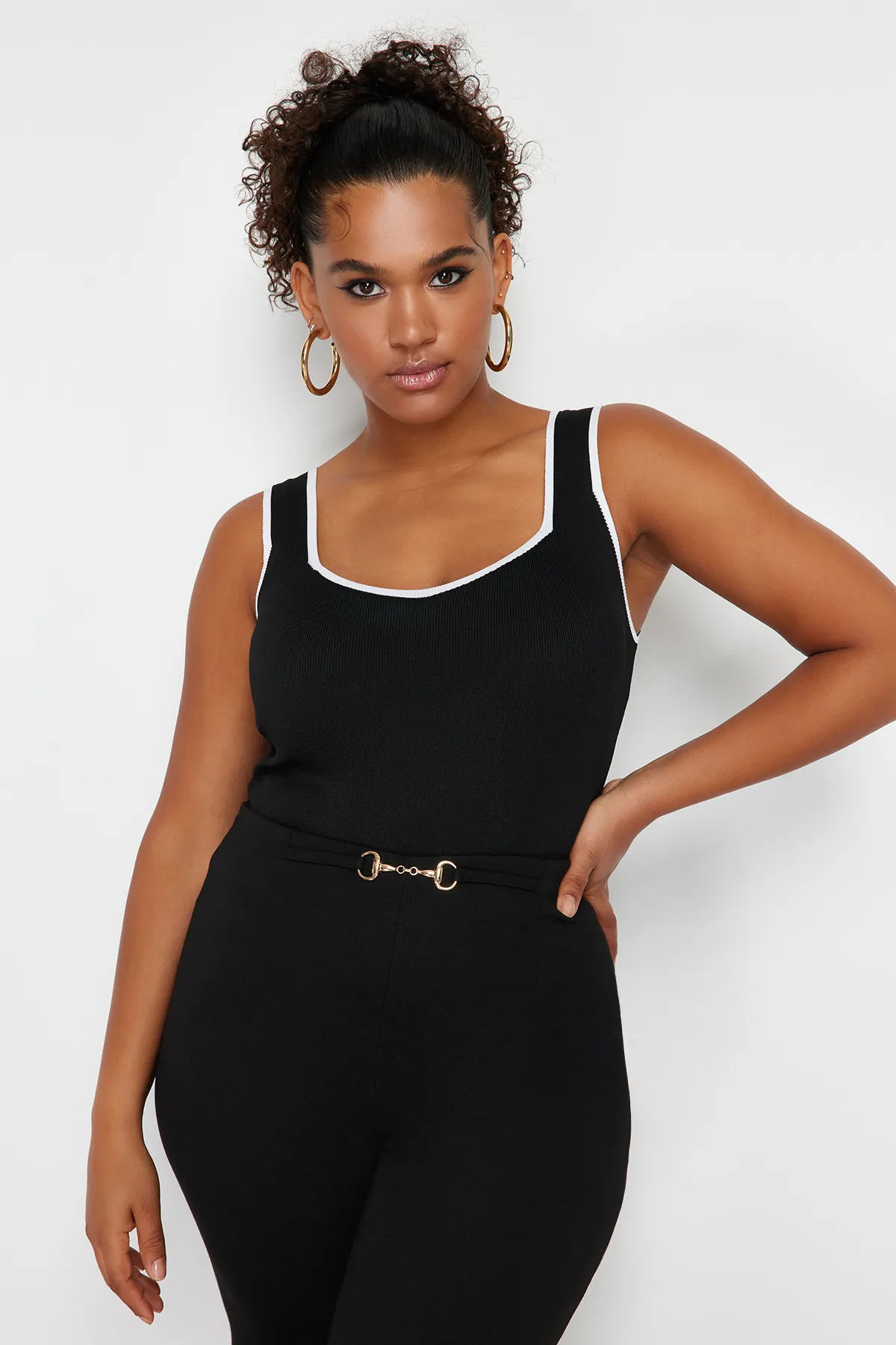 Trendyol Curve  Schwarze, figurbetonte Strickbluse TBBSS24AF00052