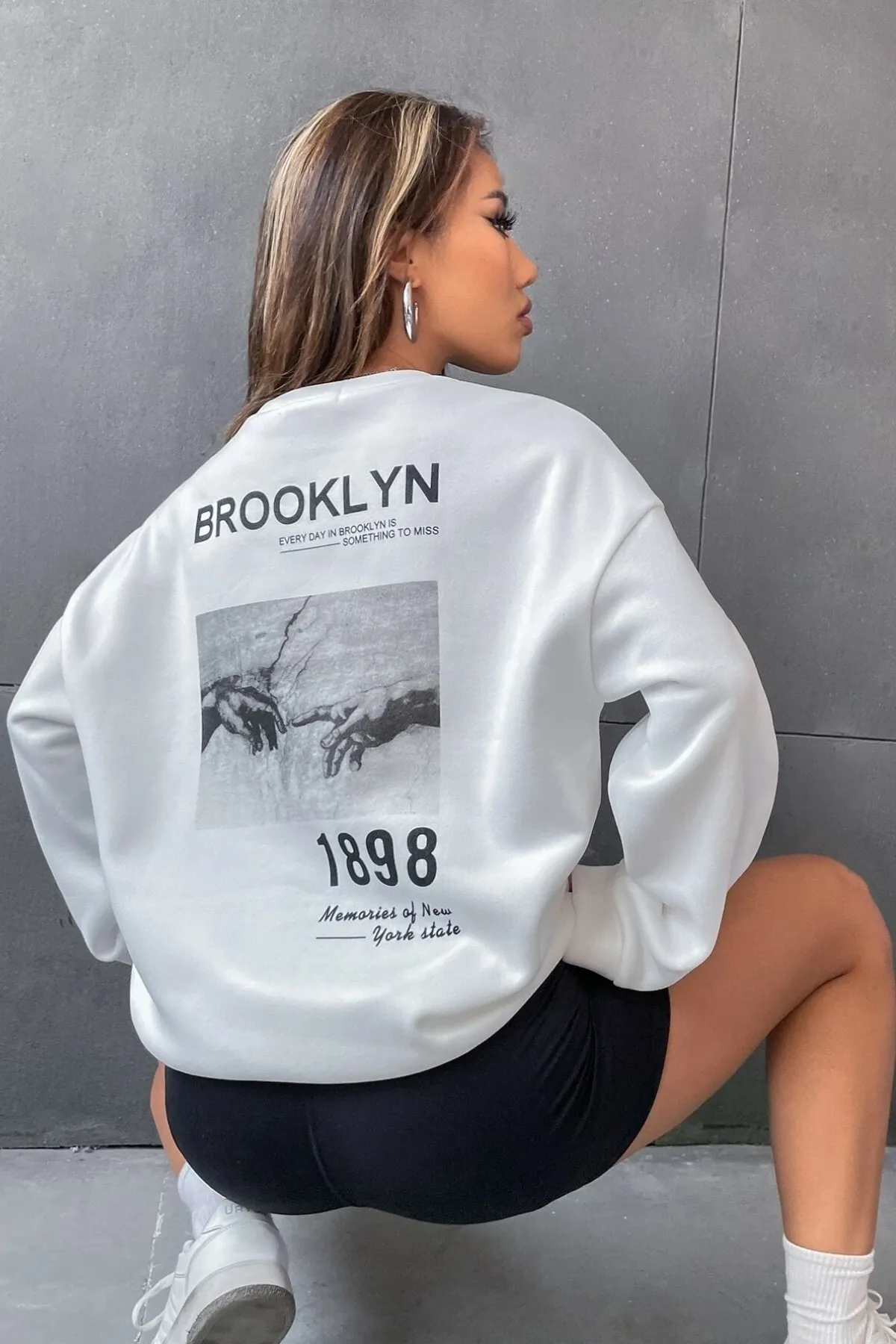 MODAGEN  Weißes Unisex-Sweatshirt „Brooklyn 1898“ mit Rundhalsausschnitt und Oversize-Aufdruck