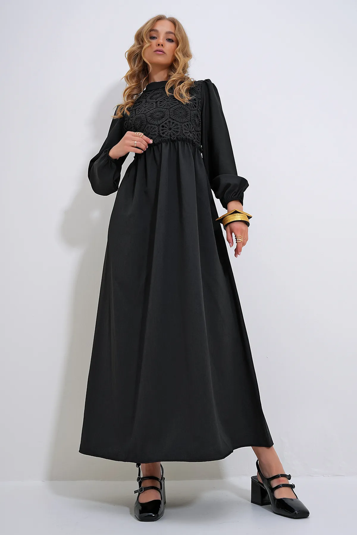 Trend Alaçatı Stili  Schwarzes Damen-Kleid mit Stehkragen, gehäkeltem geflochtenem Reißverschluss auf der Rückseite ALC-X12025