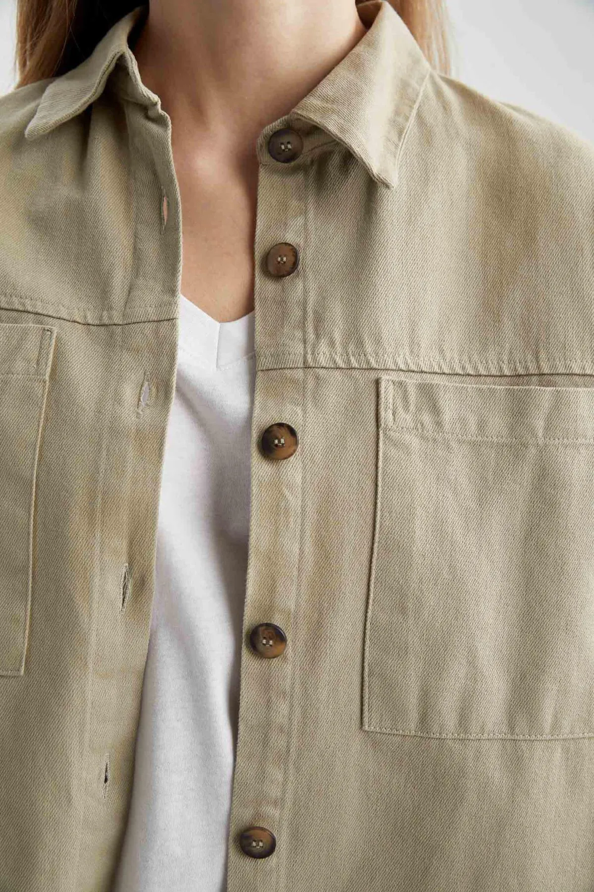DeFacto  Langärmliges Gabardine-Hemd in Oversize-Passform aus 100 % Baumwolle V4728az23sp
