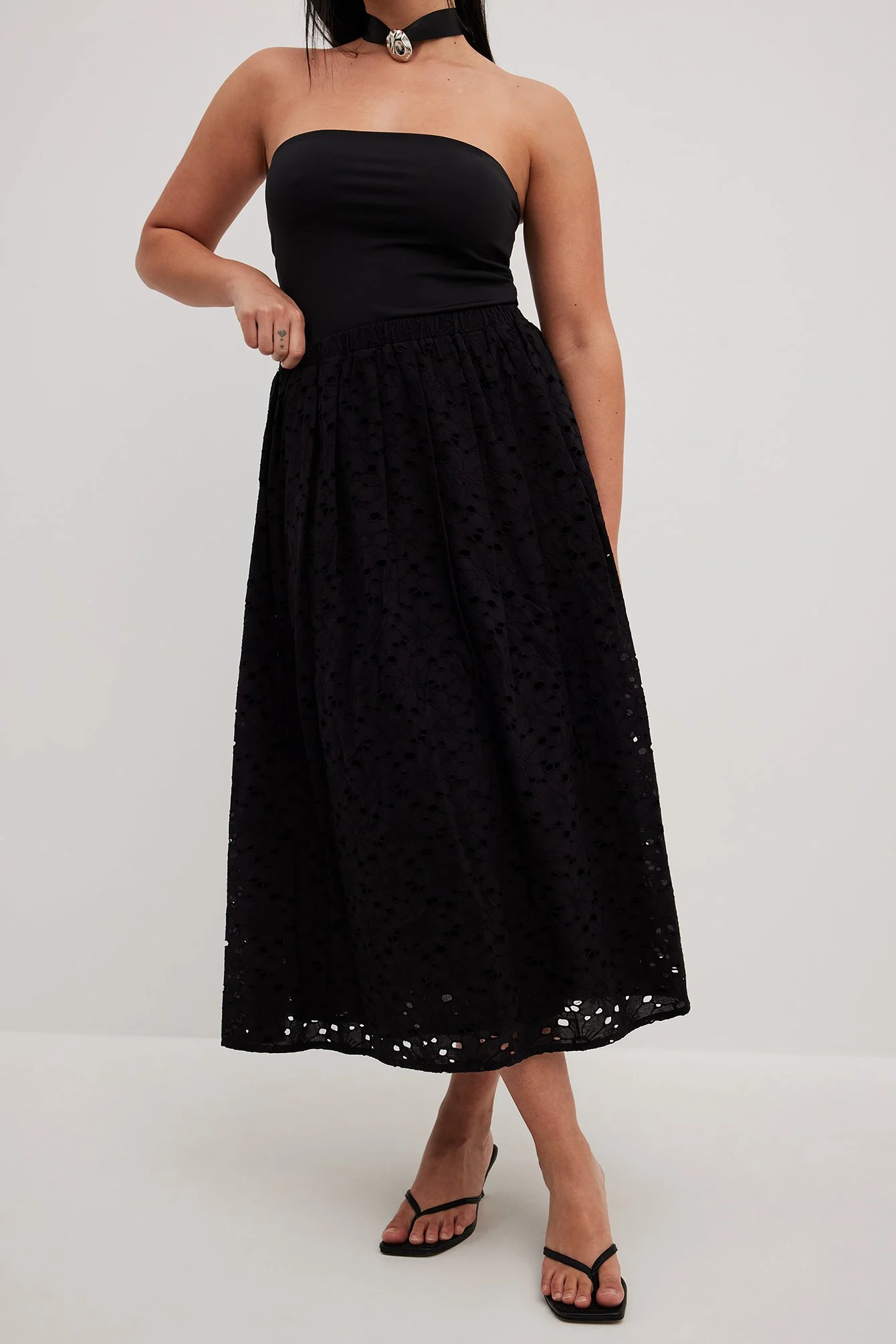Midirock aus Broderie Anglaise