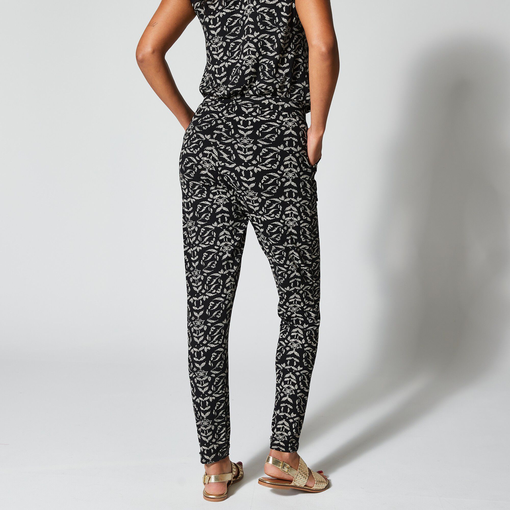 Pantalon fuselé taille élastiquée maille fluide imprimée