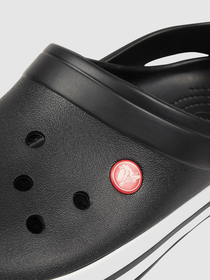 Clogs mit Luftlöchern in schwarz