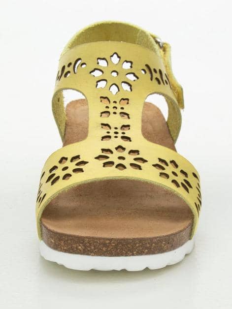 Bio-Keilsandale mit Lasercut im Blumenmuster