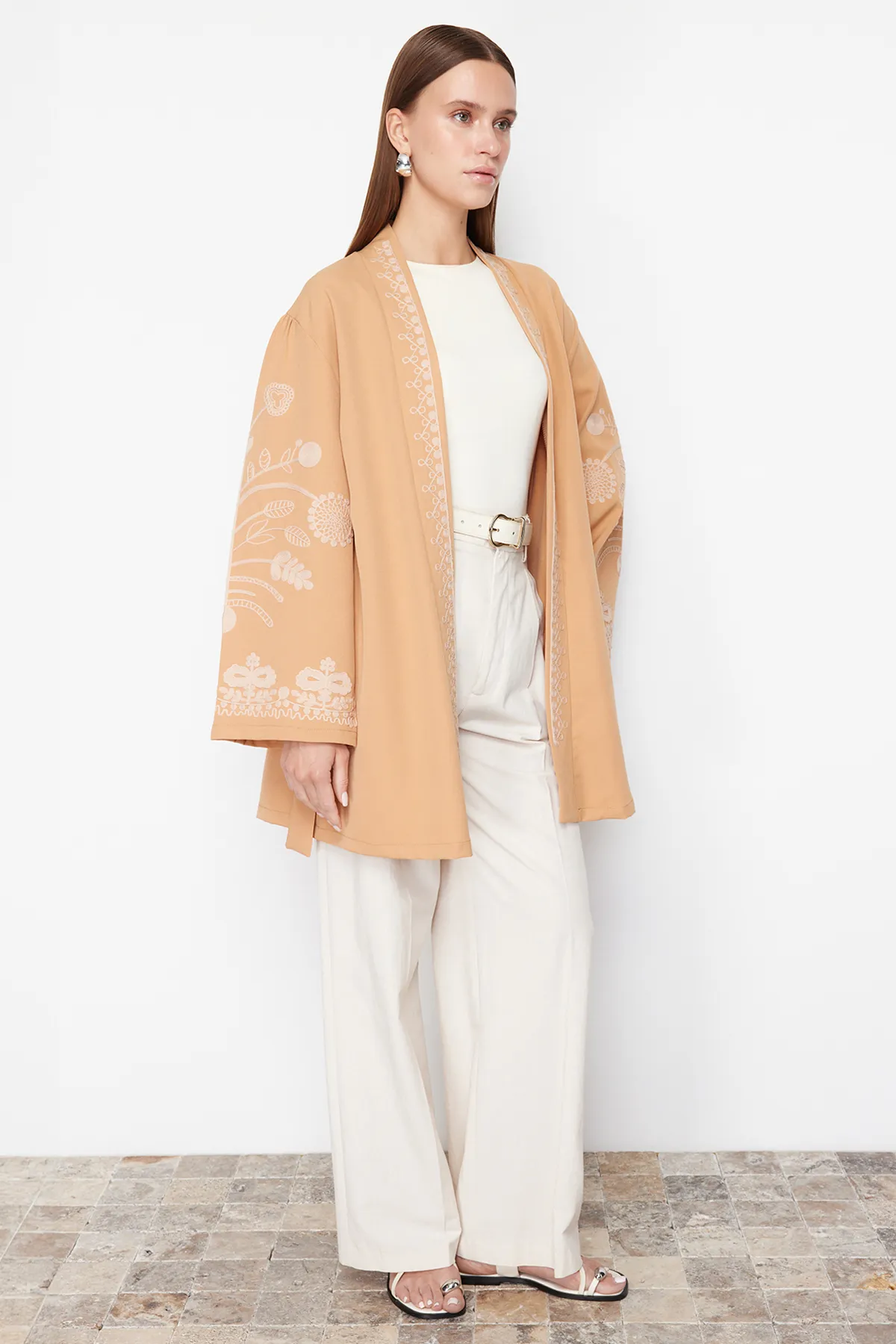 Trendyol Modest  Kamelfarbene, gewebte Tasse mit Stickerei & Ferace & Kimono TCTSS24KF00018