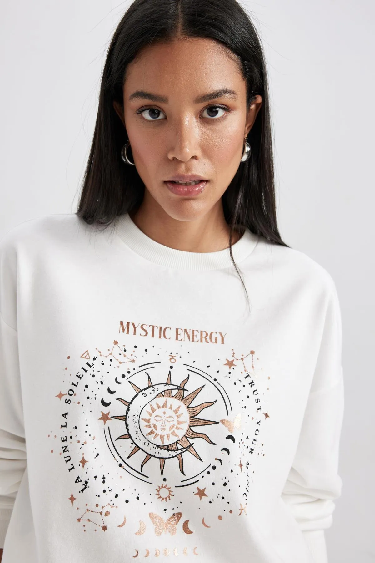 DeFacto  Dünnes Sweatshirt mit Rundhalsausschnitt und Relax Fit B1808ax23au