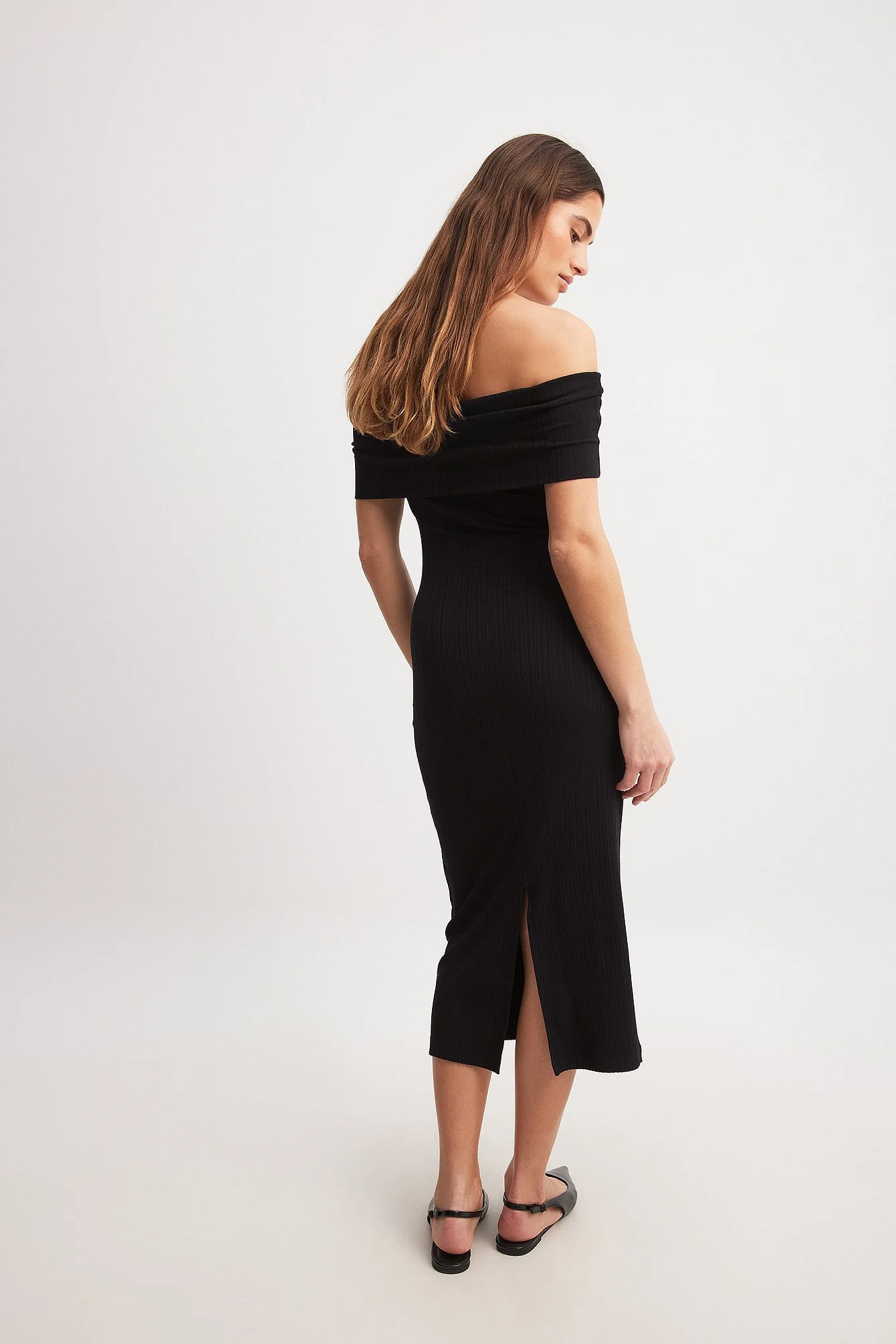 Schulterfreies geripptes Midikleid