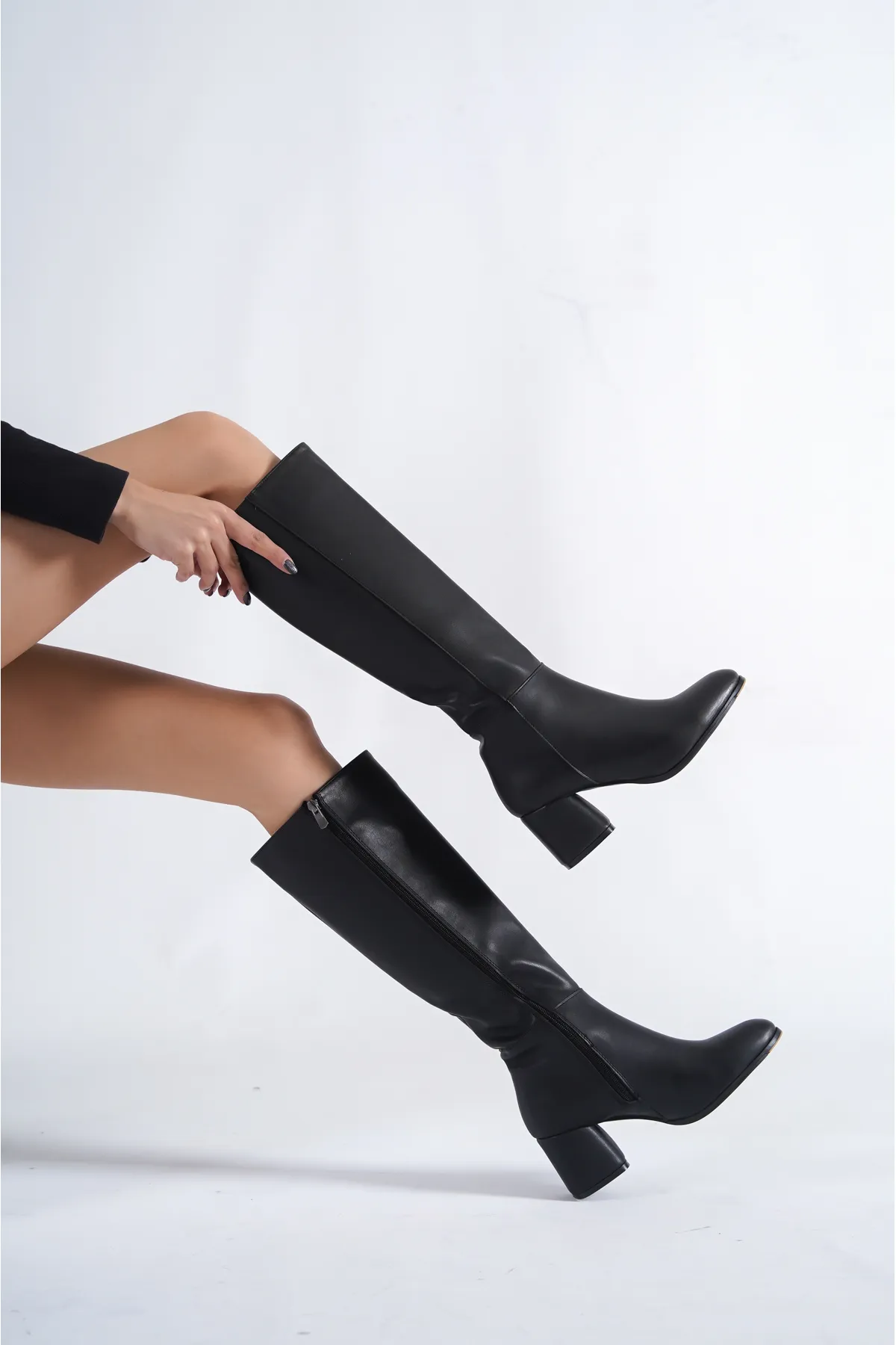 Capone Outfitters  Damenstiefel mit ovaler Spitze und seitlichem Reißverschluss und Absatz