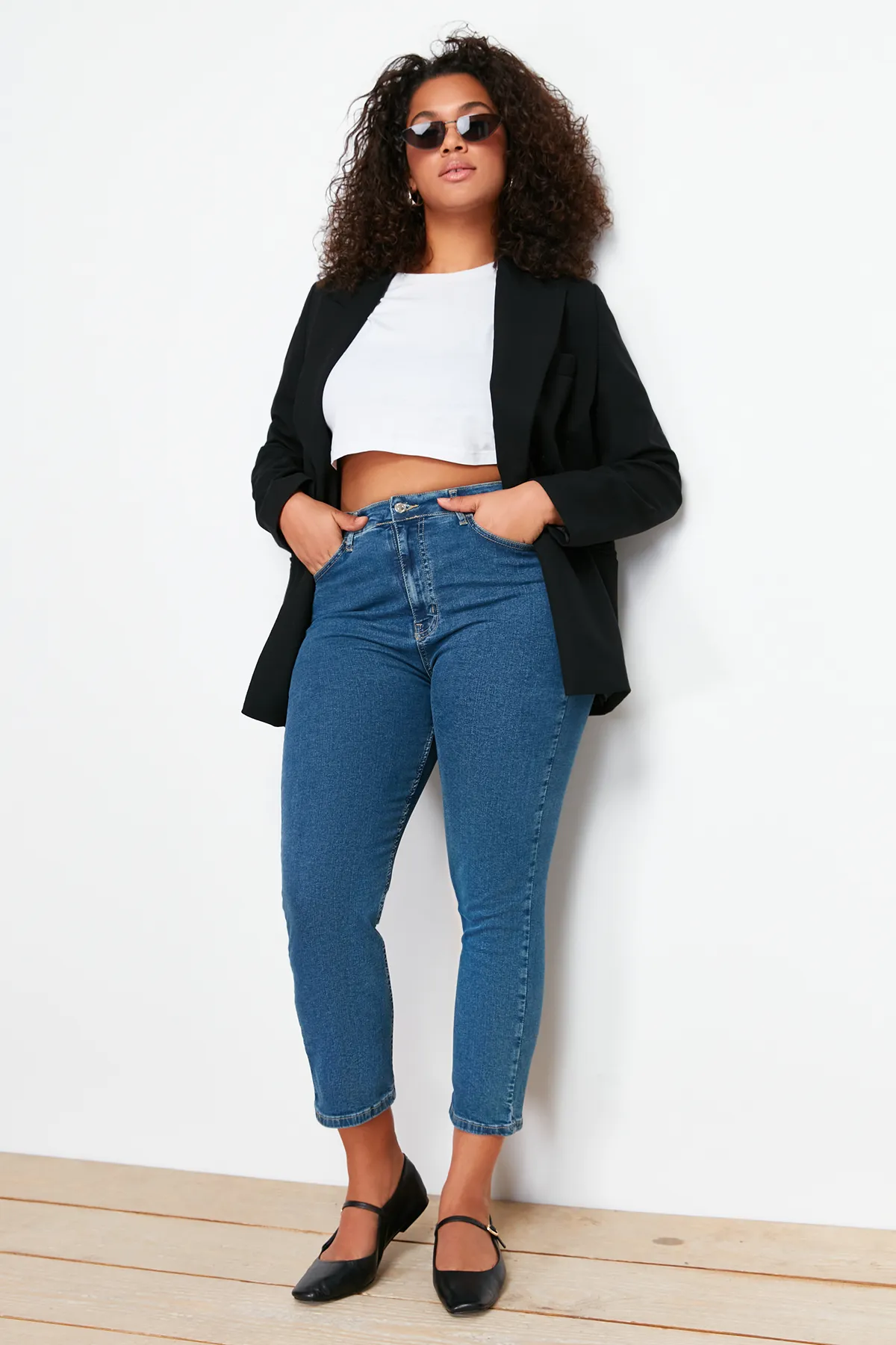 Trendyol Curve  Blaue, kurze, dehnbare Skinny-Denim-Jeans TBSSS24CJ00032