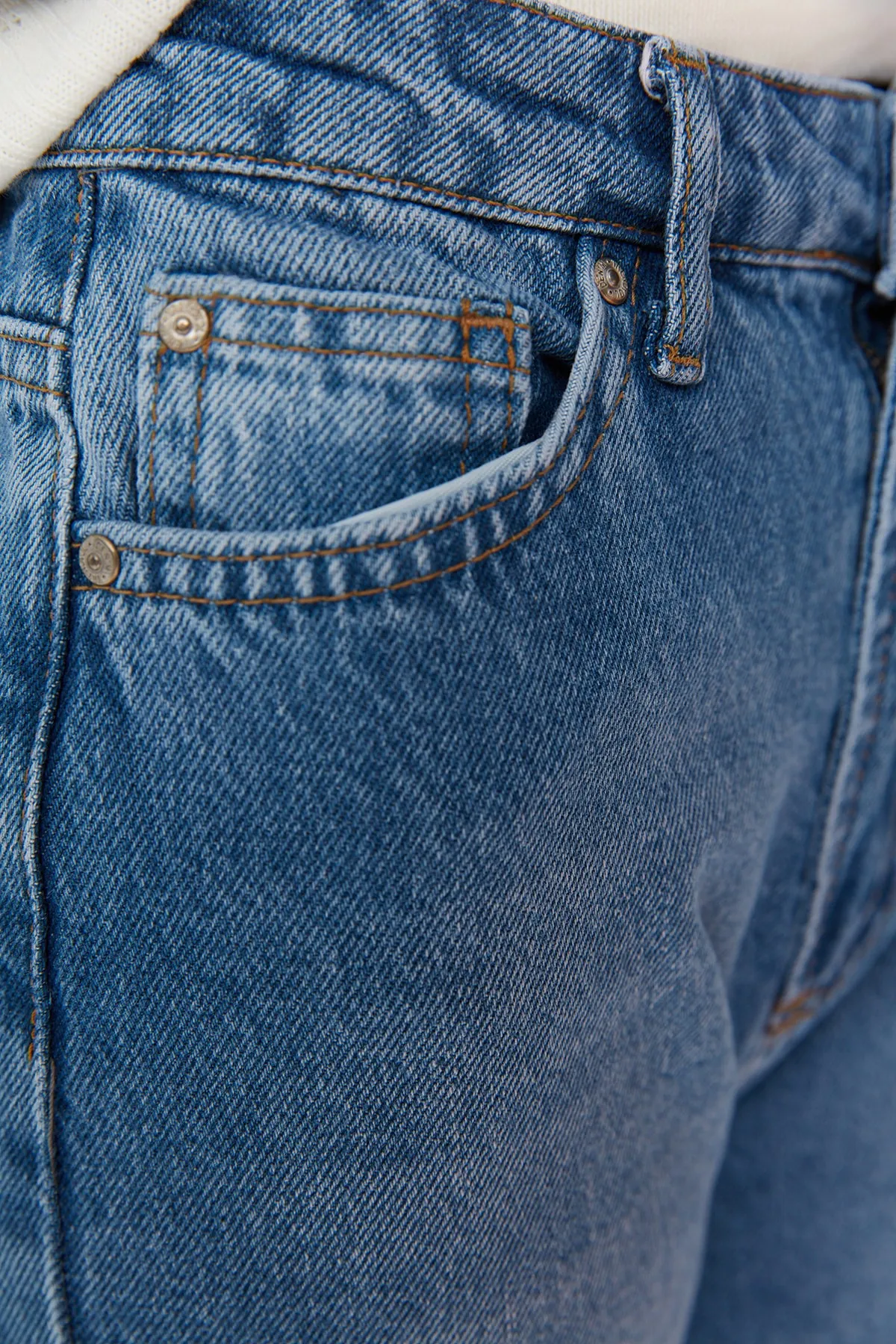 Trendyol Collection  Indigoblaue, verwaschene Mom-Jeans mit hoher Taille TWOSS20JE0099