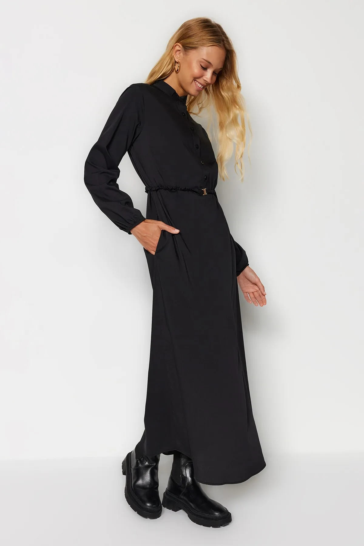 Trendyol Modest  Schwarzes, gewebtes Kleid mit halber Knopfleiste und hohem Kragen und Gürtel TCTAW24EB00091