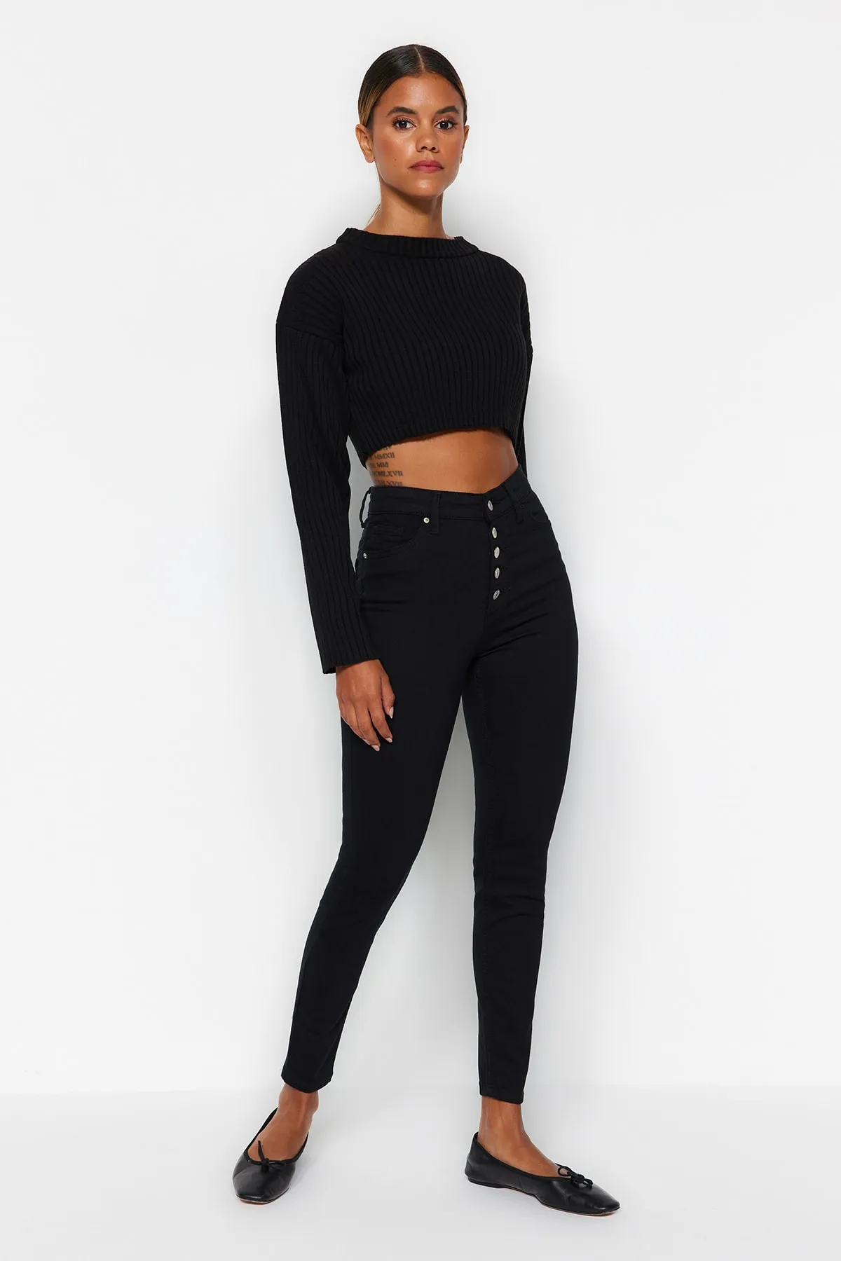 Trendyol Collection  Lichtechte schwarze Skinny Jeans mit hoher Taille und Knopfleiste vorne TWOAW24JE00090