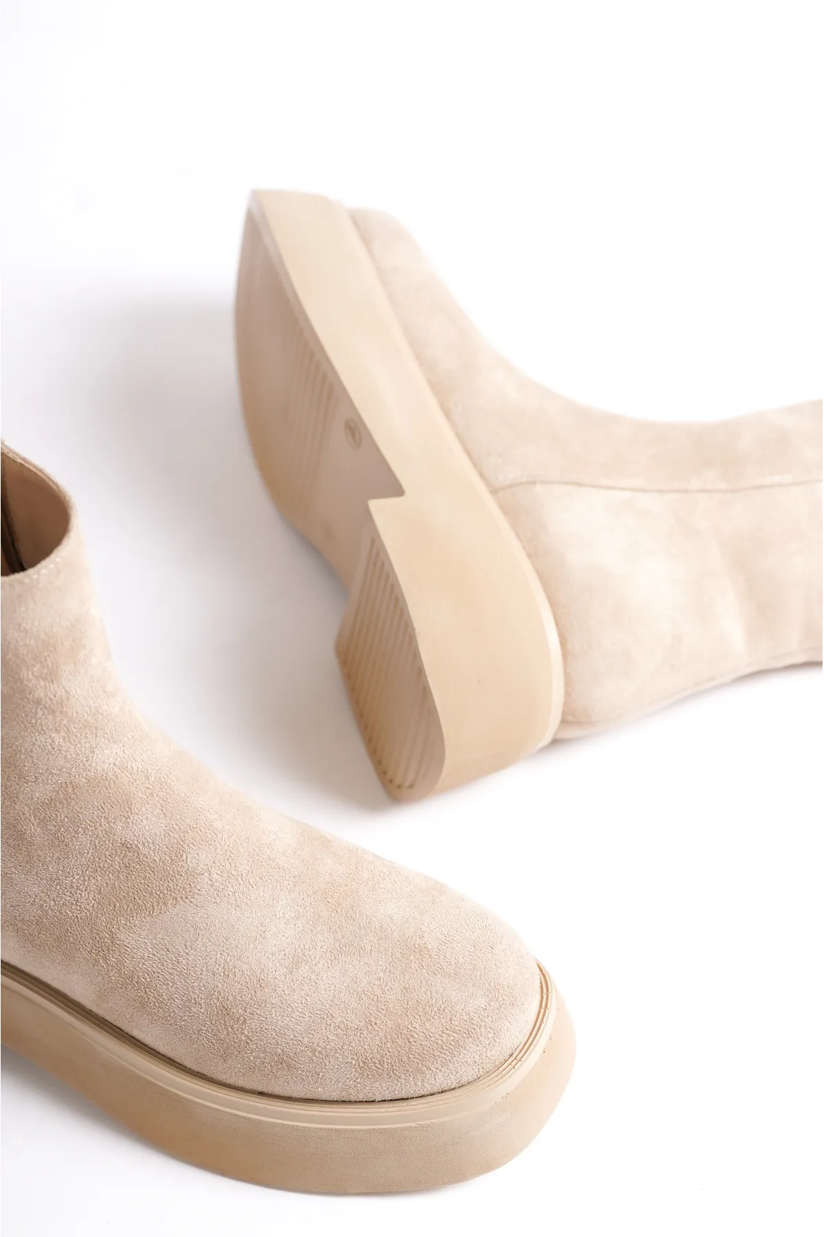 Capone Outfitters  Damenstiefel mit runder Spitze, seitlichem Reißverschluss und Trak-Sohle