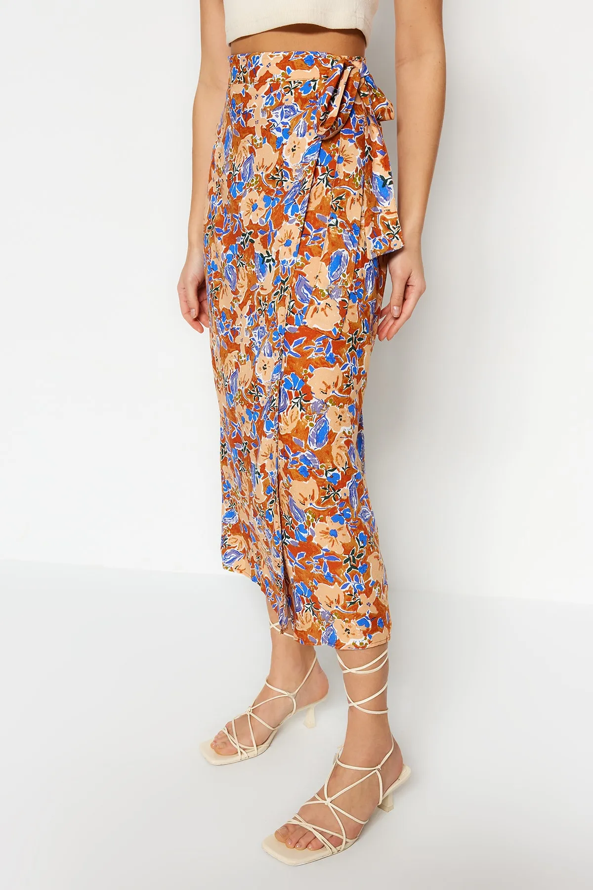 Trendyol Collection  Mehrfarbiger, floral gemusterter Midi-Webrock aus Viskosestoff TWOSS23ET00294