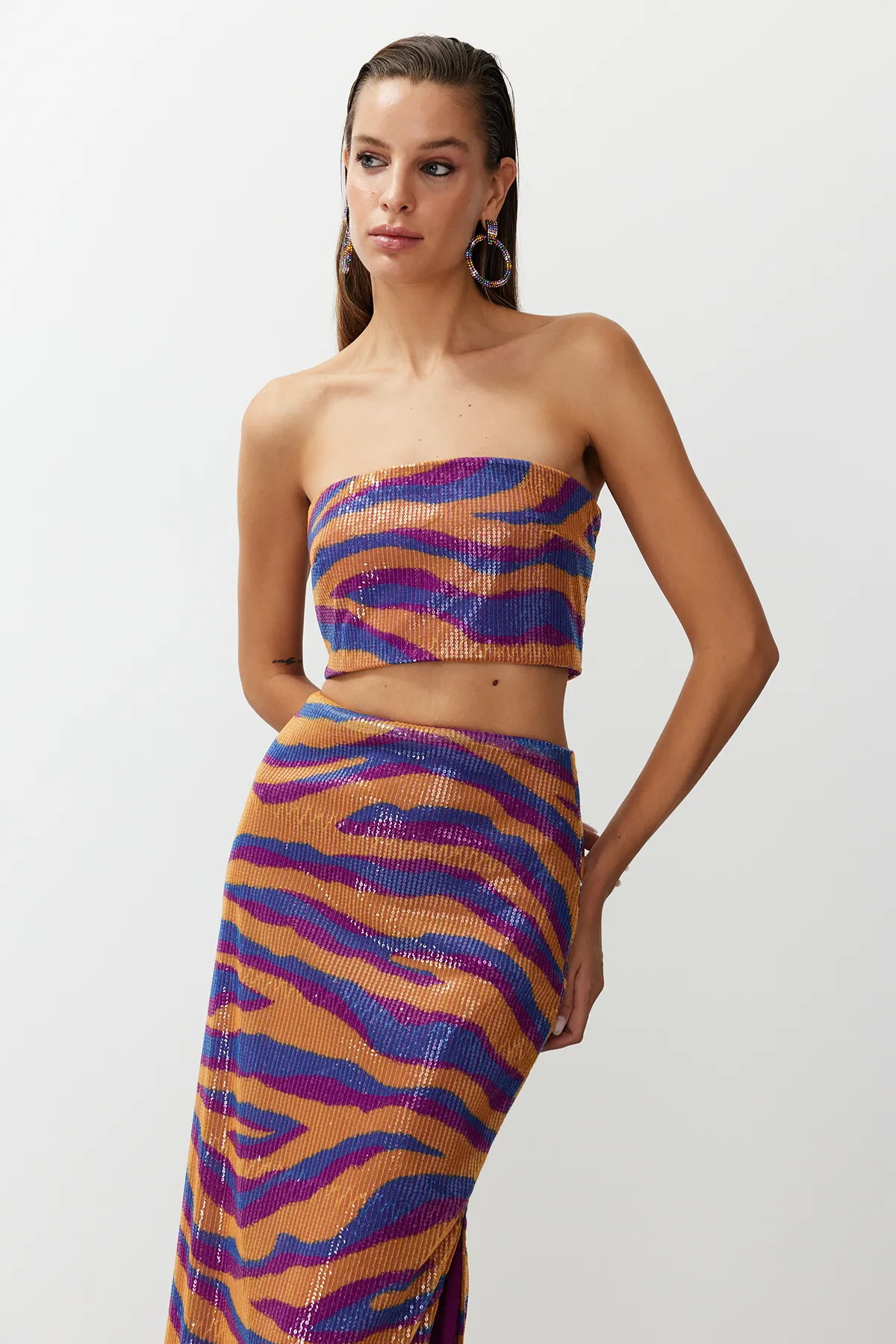 Trendyol Collection  Mehrfarbiges, gemustertes, bauchfreies, gefüttertes Bustier mit glitzernden Pailletten TPRSS24BS00009