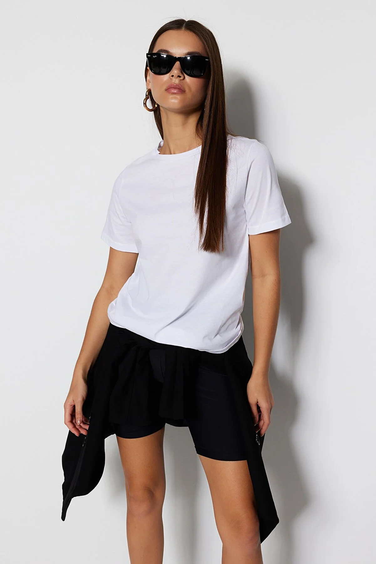 Trendyol Collection  Weißes, kurzärmliges Basic-Strick-T-Shirt mit Rundhalsausschnitt aus 100 % Baumwolle mit normalem/normalem Muster TWOSS23TS00000