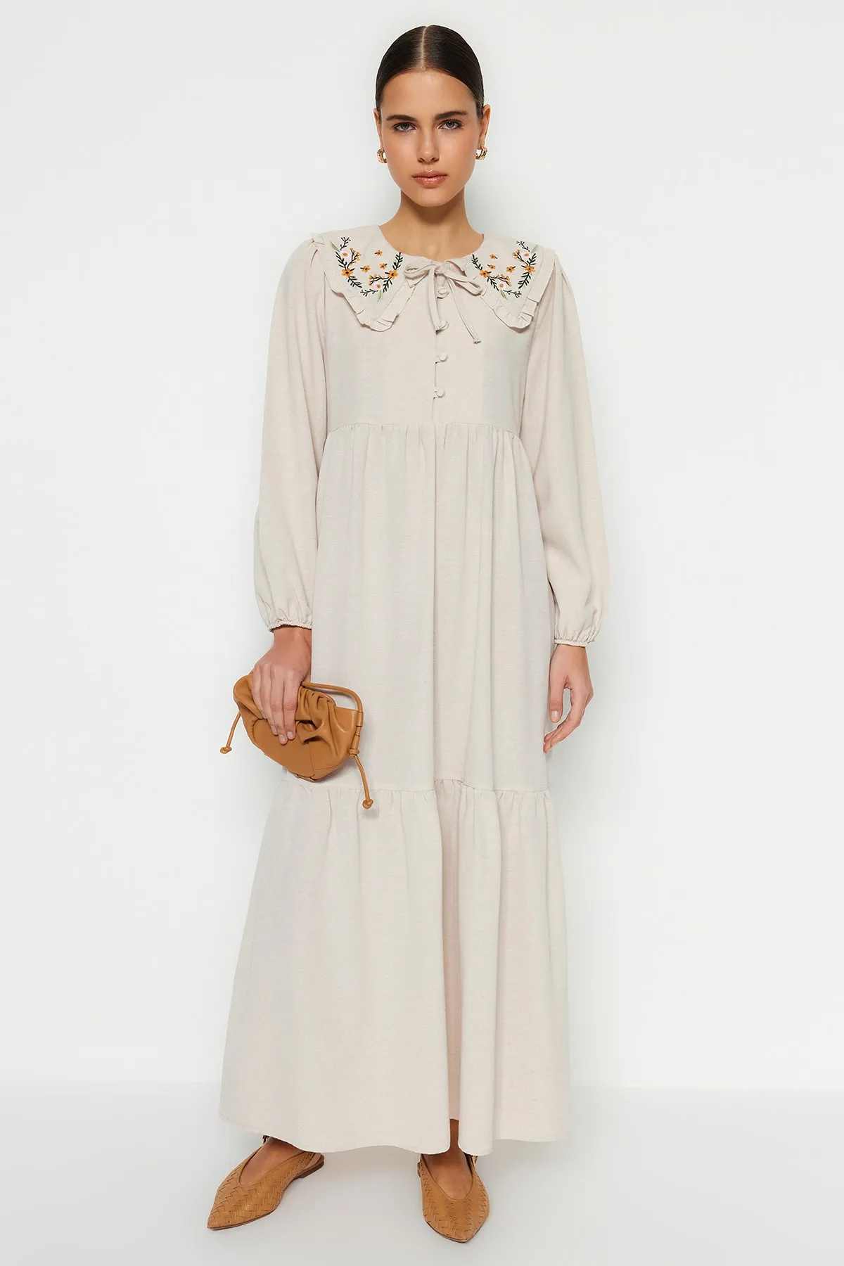 Trendyol Modest  Cremefarbenes, gewebtes Kleid mit halber Knopfleiste und besticktem Kragen in Leinenoptik TCTSS23EB00257