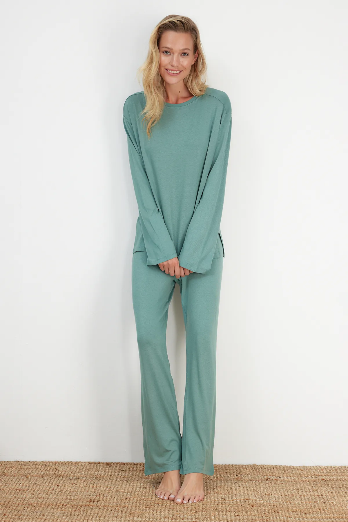 Trendyol Collection  Mintfarbenes Baumwoll-Strick-Pyjama-Set mit Schlitz und detaillierter T-Shirt-Hose THMAW24PT00117