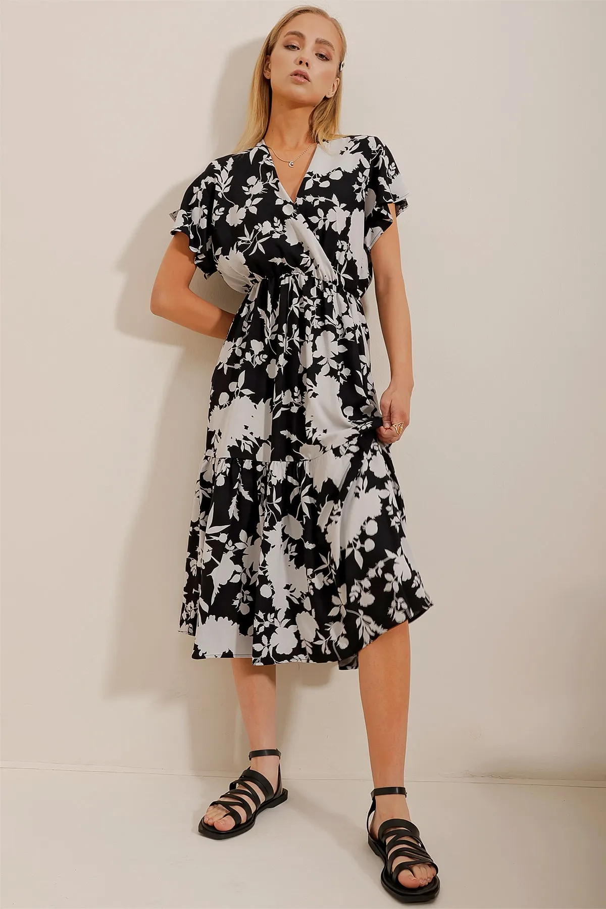 Trend Alaçatı Stili  Schwarz-weißes zweireihiges Kleid mit Kragen und Volants aus Viskosegewebe für Damen ALC-X4373