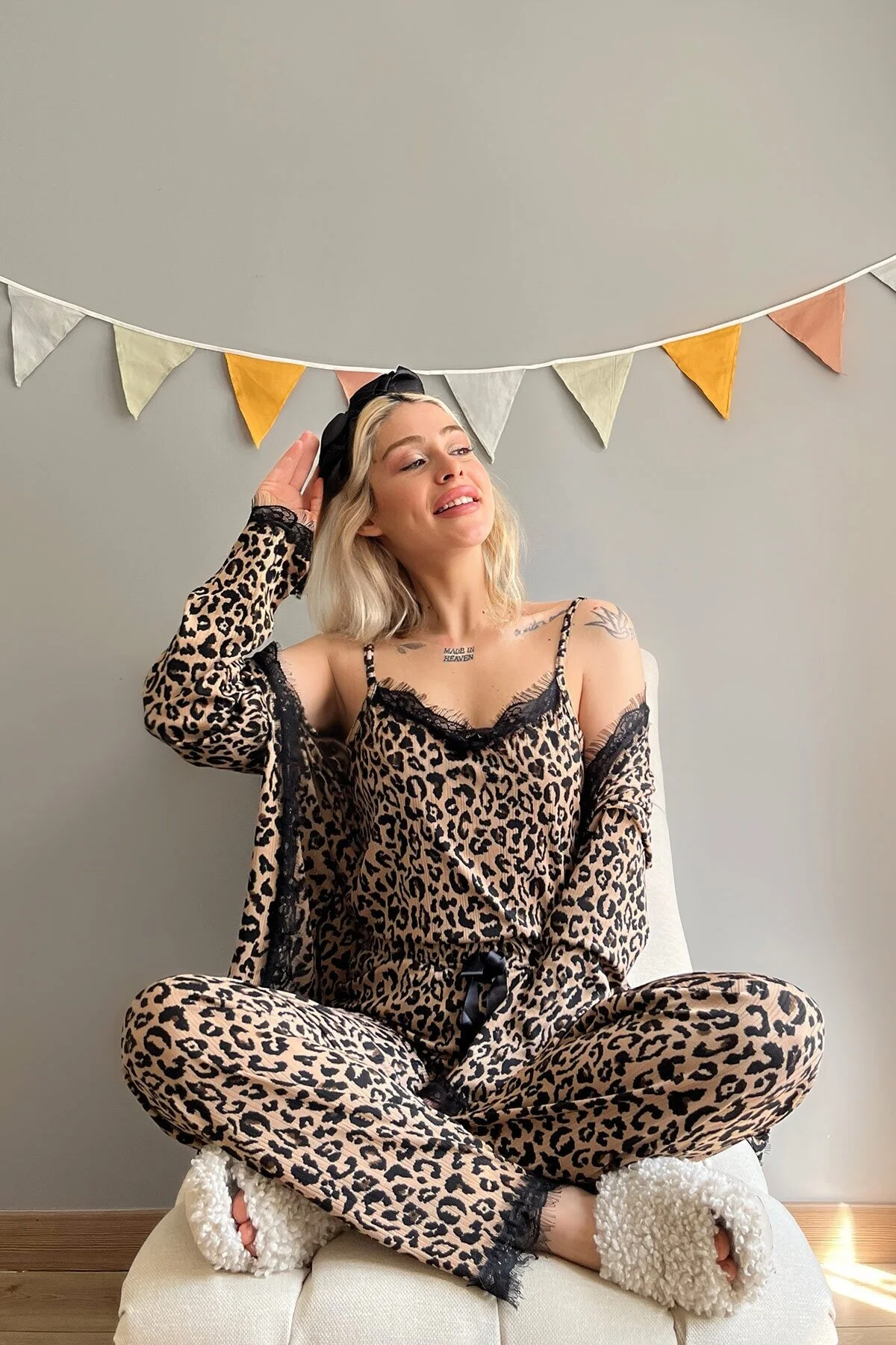Pijamaevi  Braunes Pegasus-Pyjama-Set mit Leopardenmuster für Damen und Bademantel