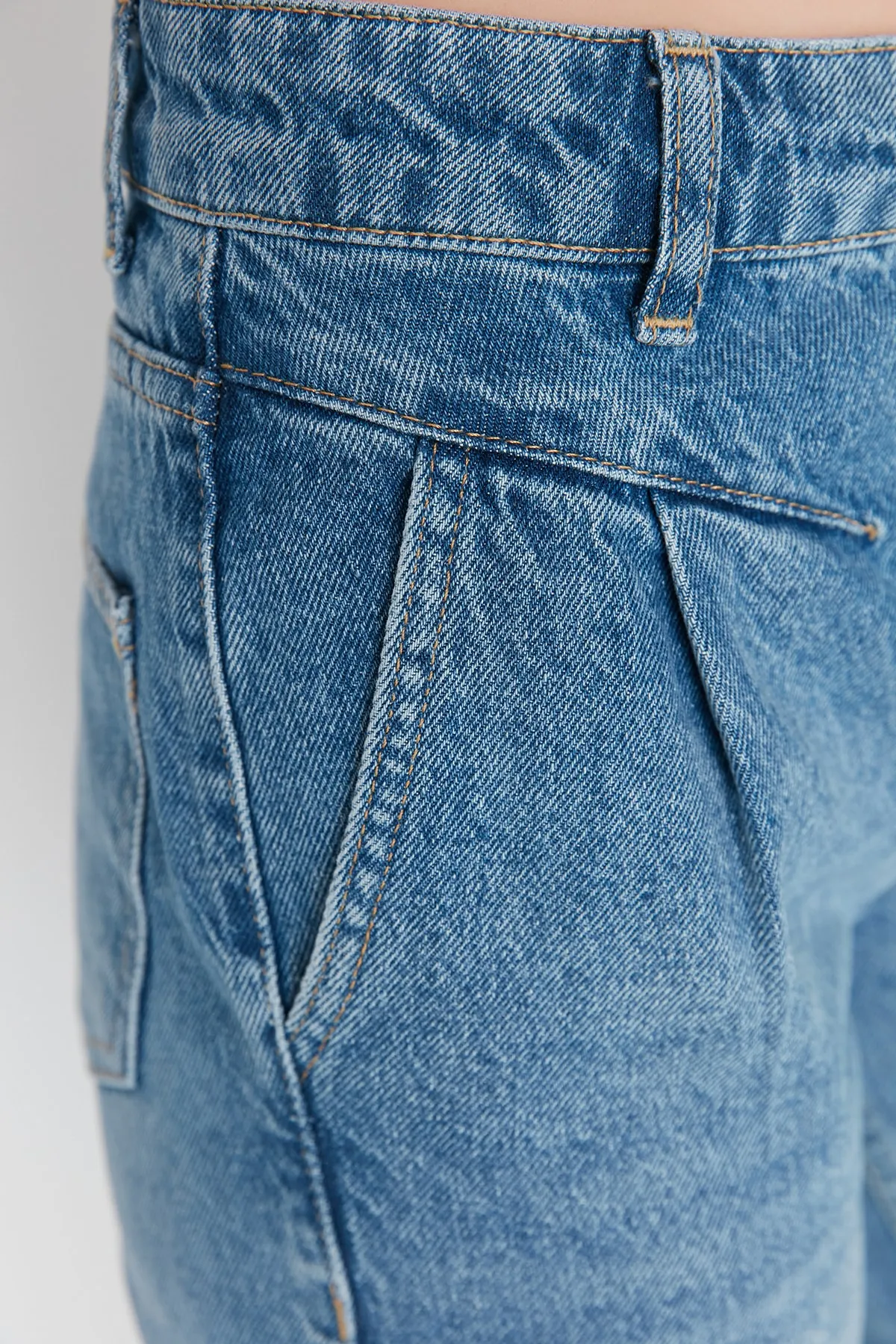 Trendyol Collection  Blaue hoch taillierte Mom-Jeans mit Bundfalten TWOAW23JE00485