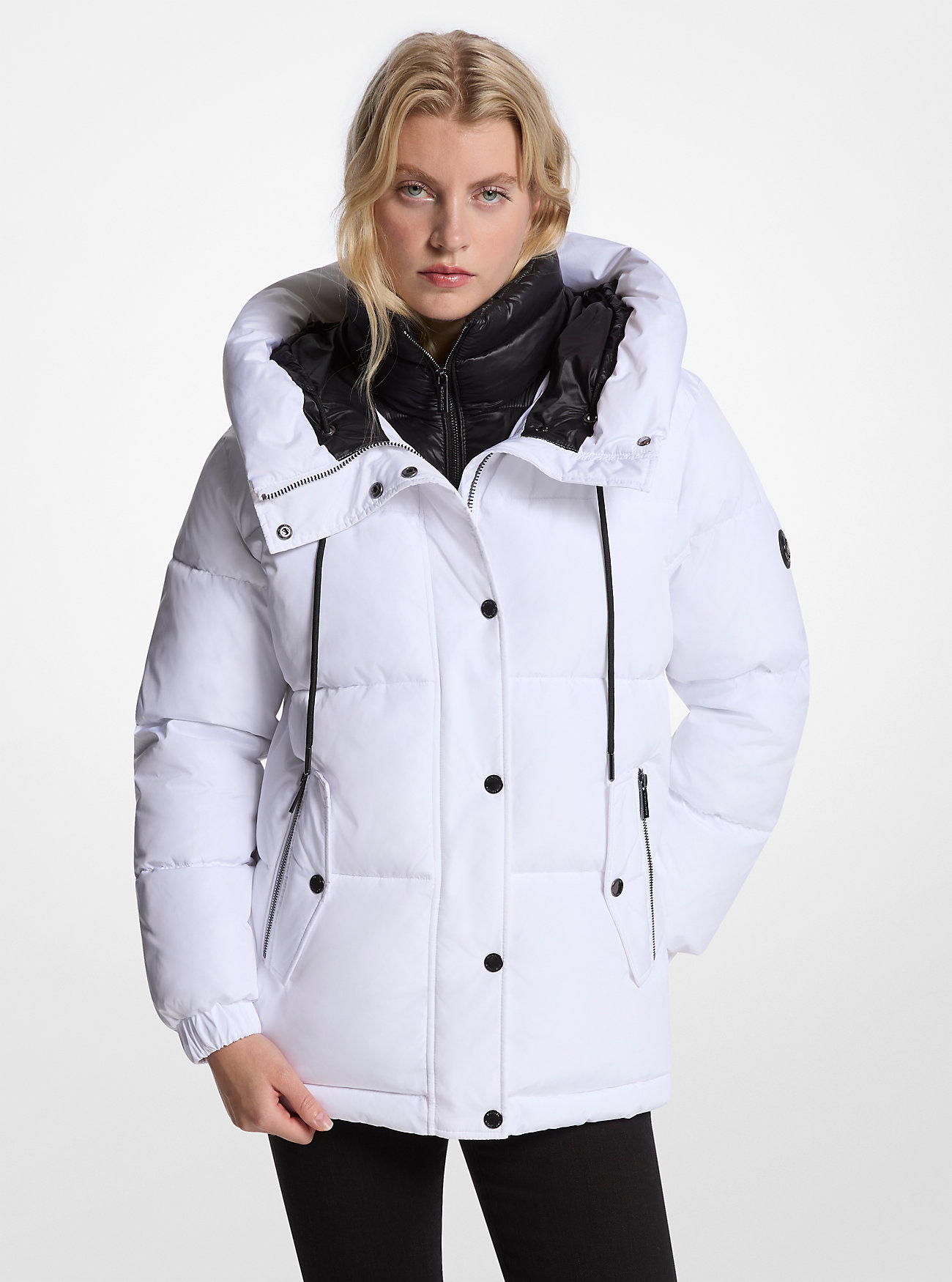 Vattert hettejakke med puffer – HVIT