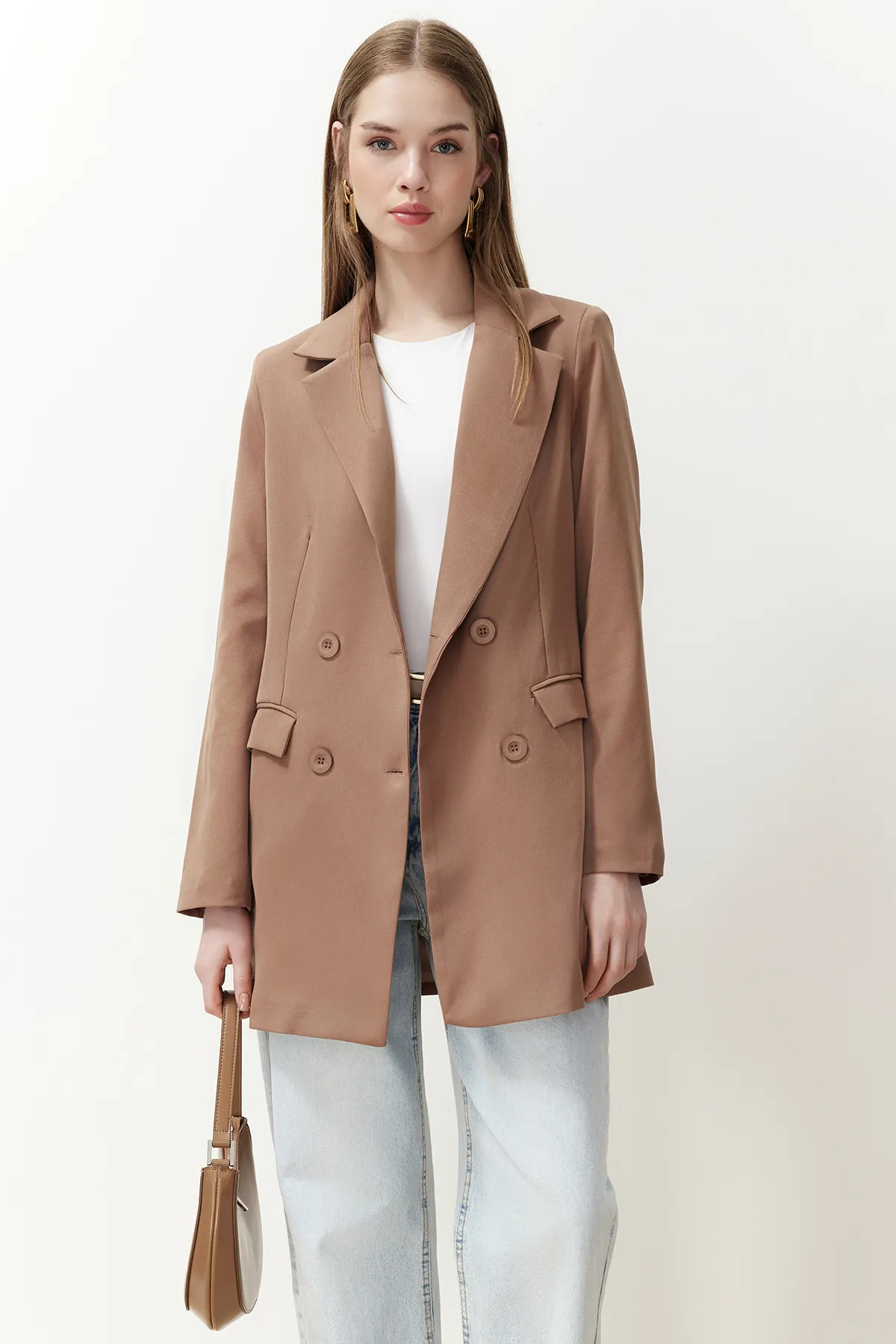 Trendyol Modest  Hellbraune, gewebte Blazerjacke mit Doppelknopfdetail, gefütterten Taschen TCTSS22CE0250