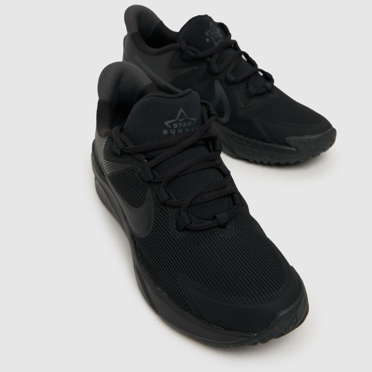 Športni copati Nike Black Star Runner 4 Youth