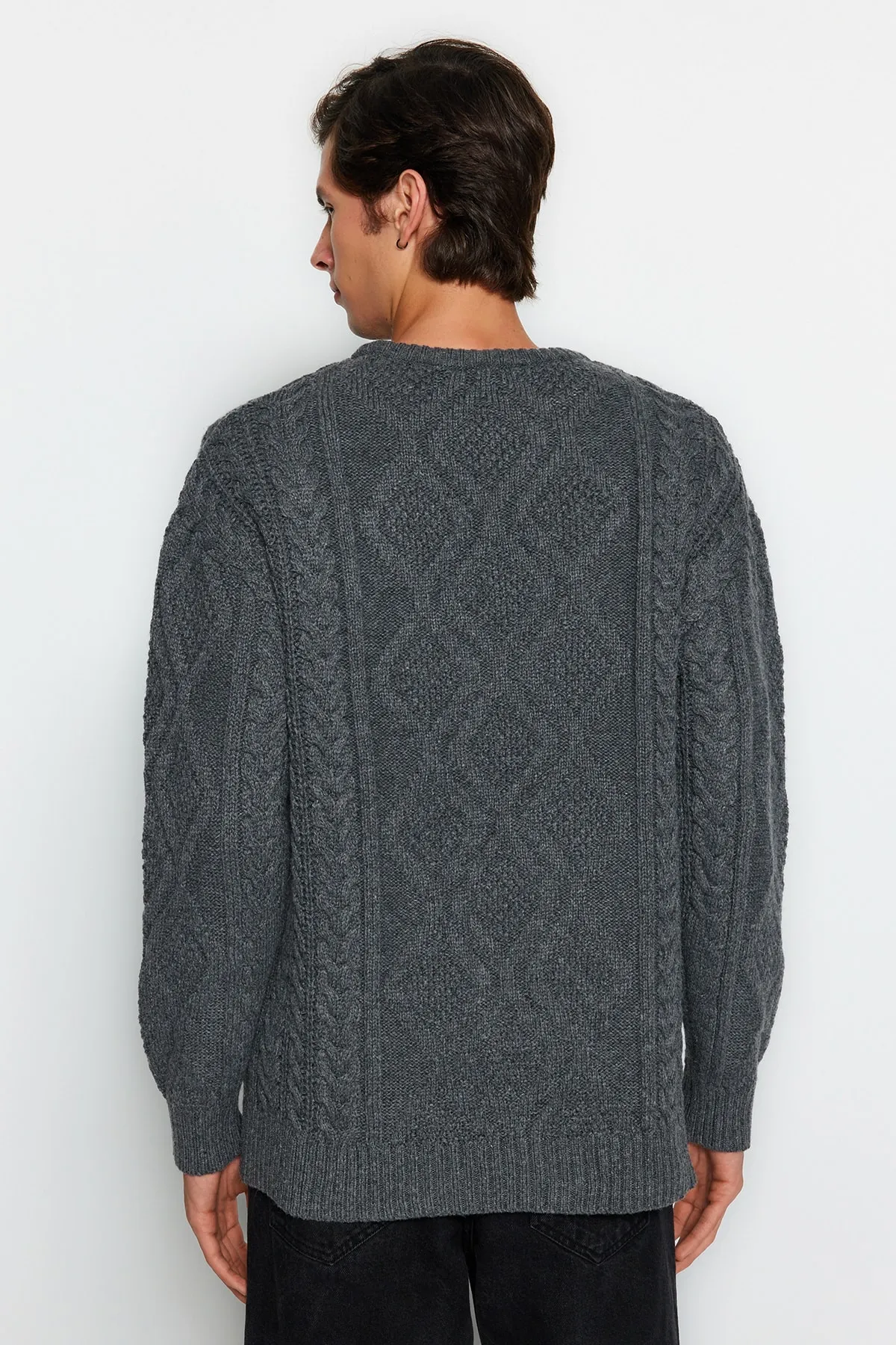 Trendyol Collection  Grauer Oversize-Strickpullover mit weitem Schnitt und Rundhalsausschnitt aus geflochtenem Haar TMNAW23KZ00280