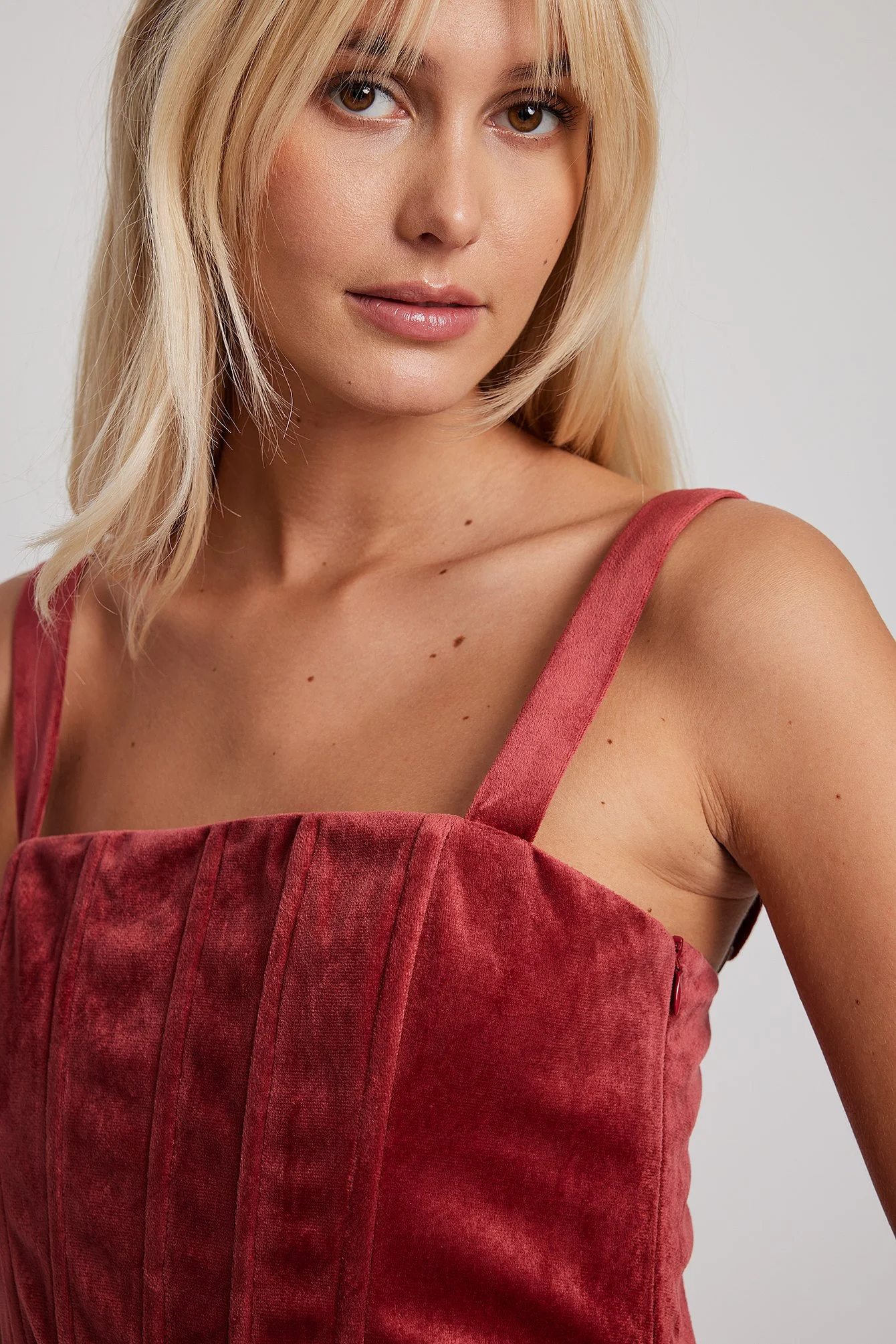Samt-Minikleid mit details am Rock