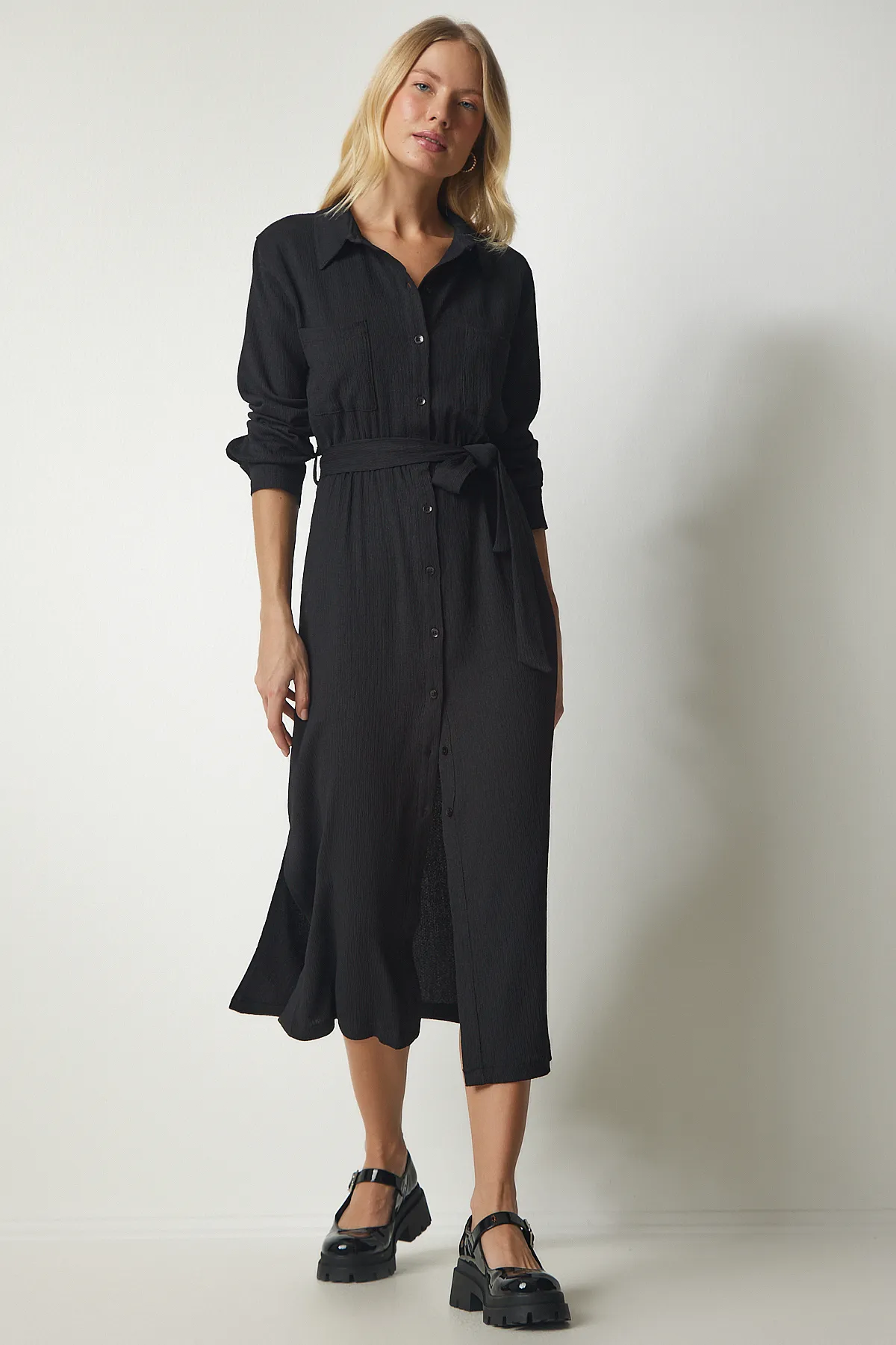 Happiness İstanbul  Schwarzes langes Hemdkleid mit Gürtel für Damen UB00187