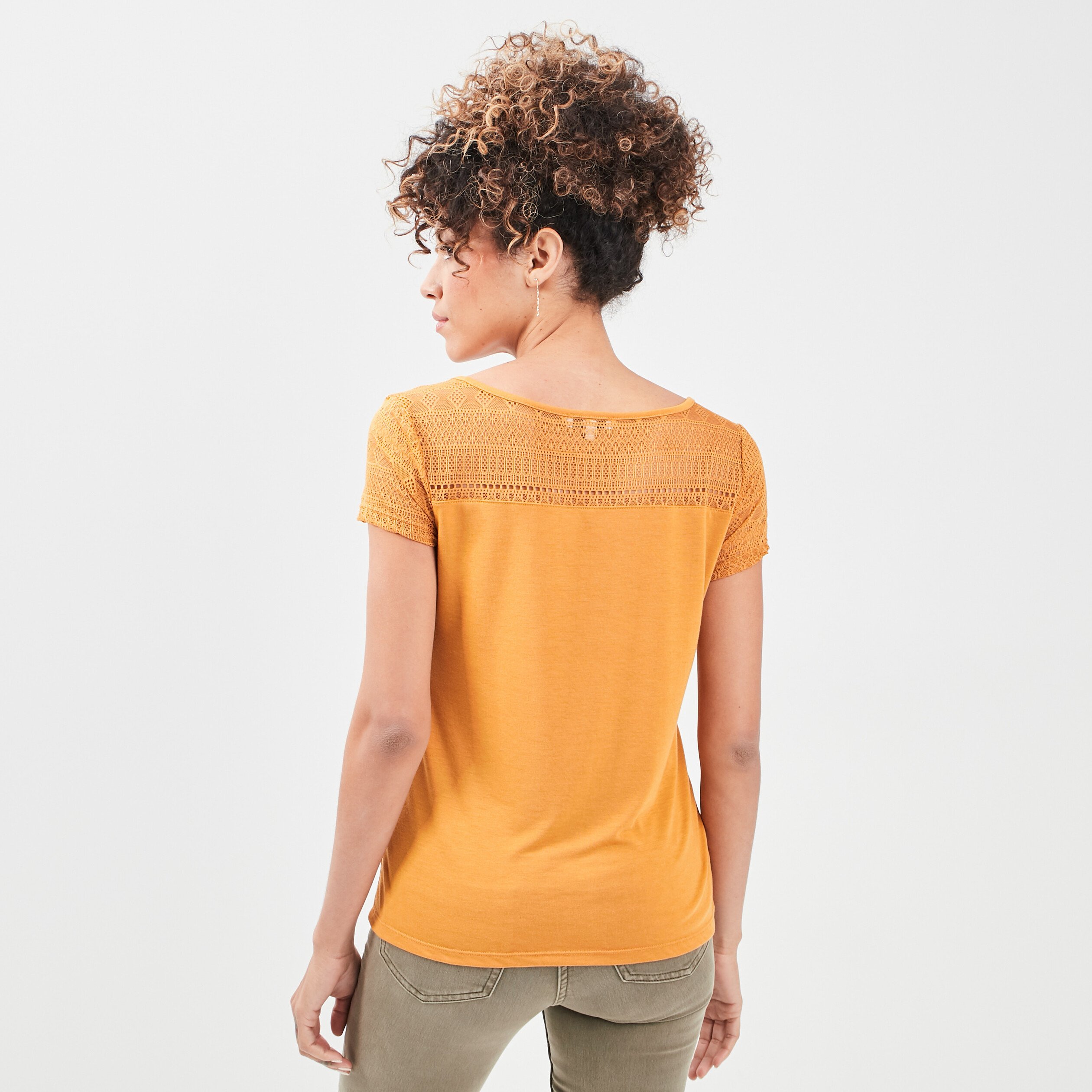 T-shirt manches courtes détail dentelle jaune moutarde femme | La Halle